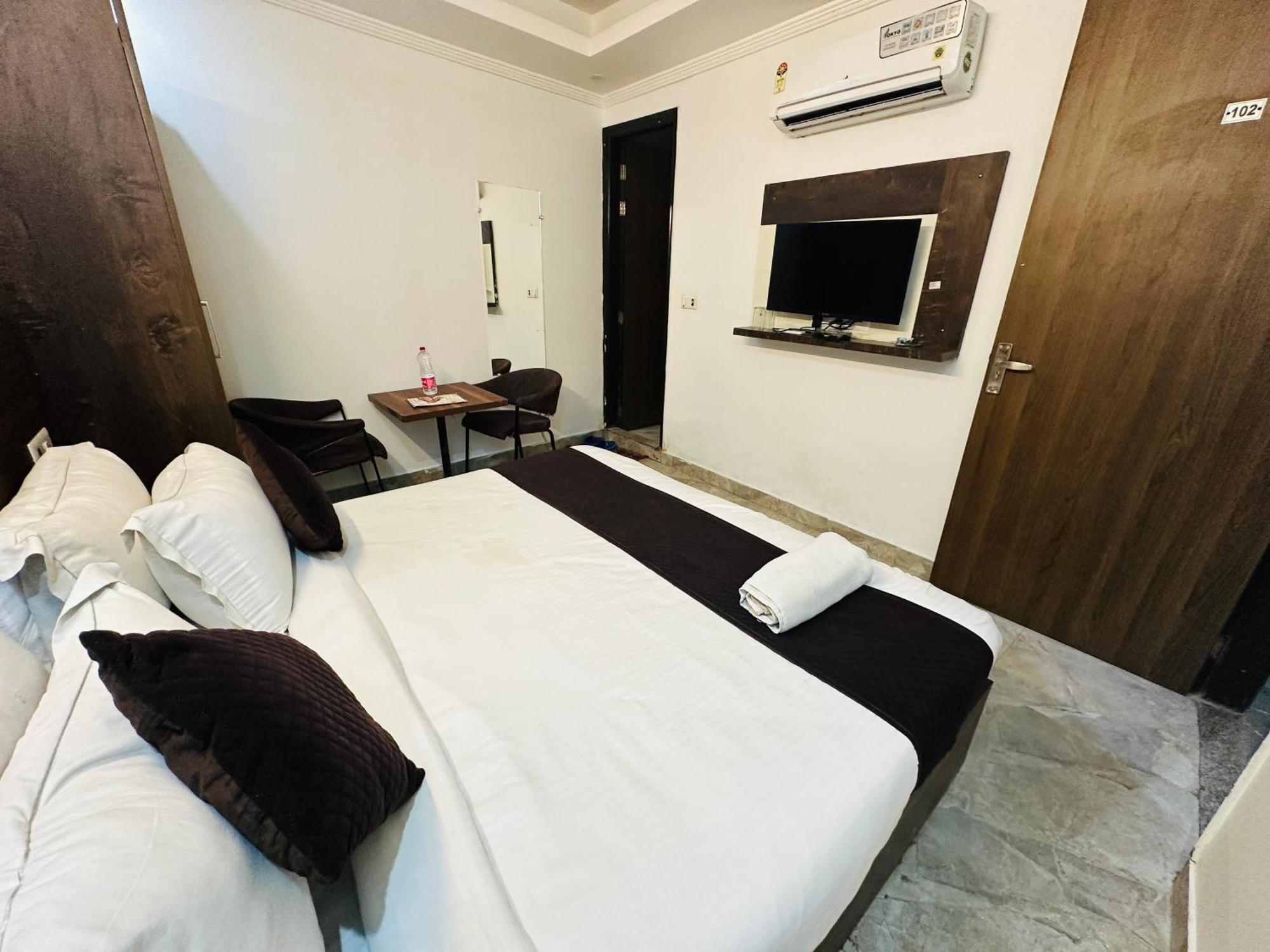 Hotel S R Palace Near Delhi International Airport New Delhi