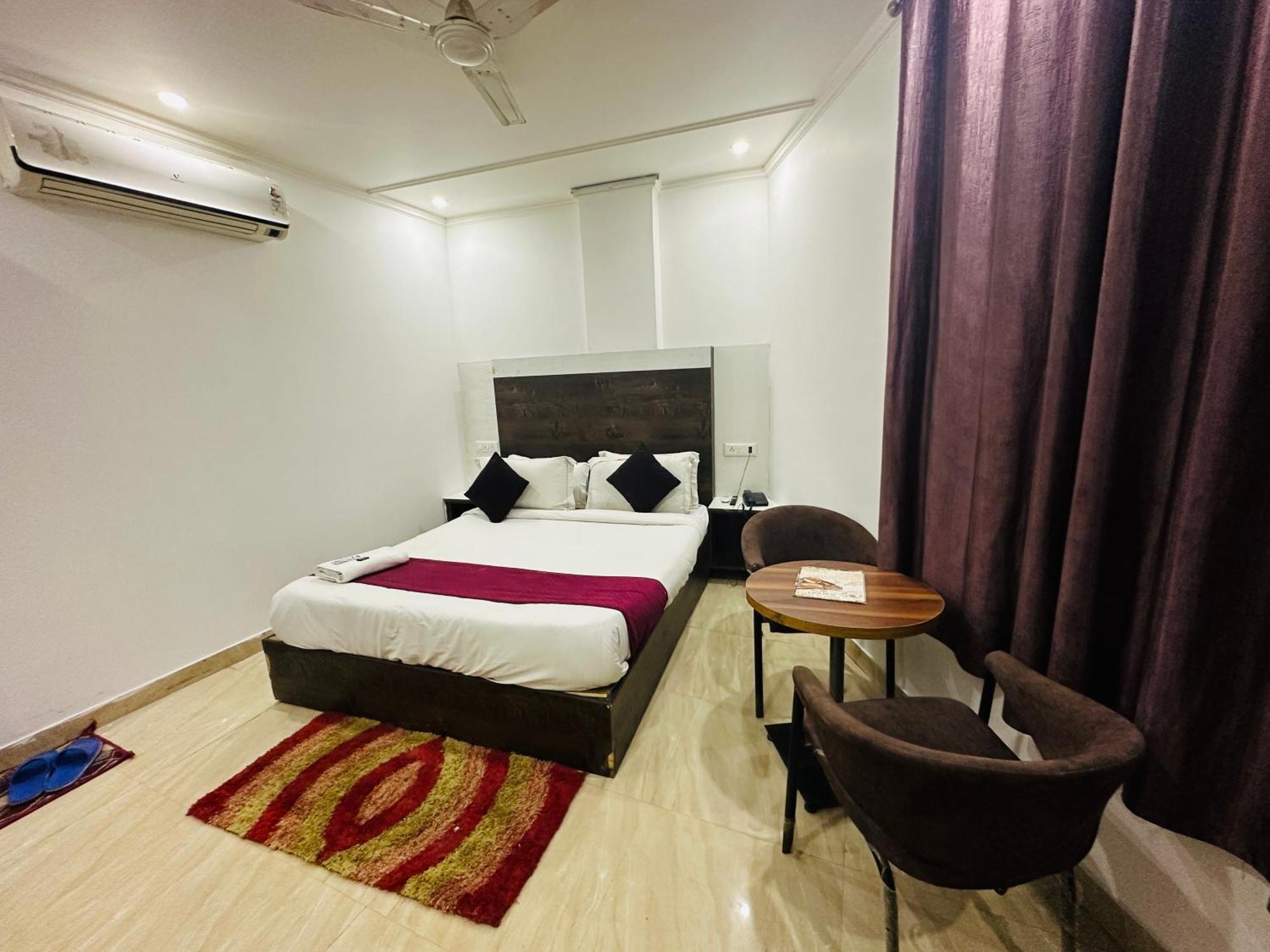 S R Palace Near Delhi International Airport 3* New Delhi