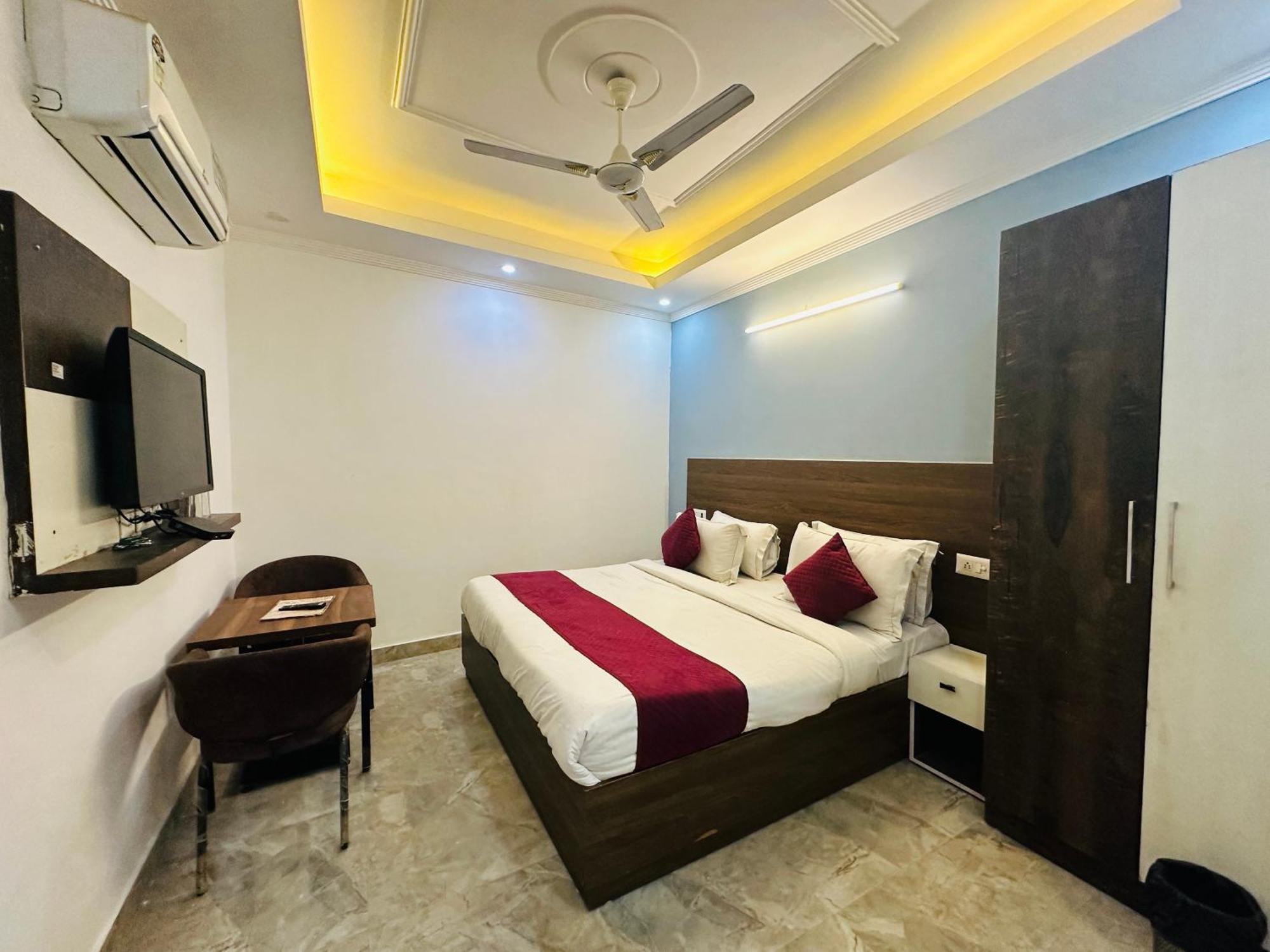 S R Palace Near Delhi International Airport Hotel