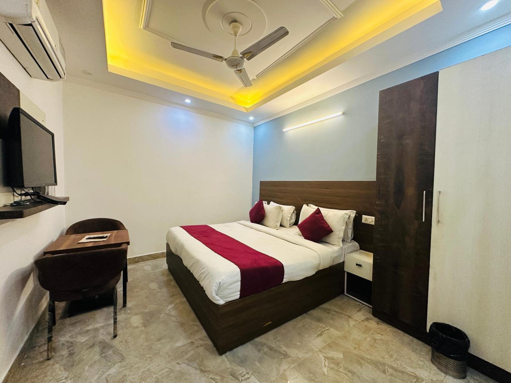 Hotel S R Palace Near Delhi International Airport