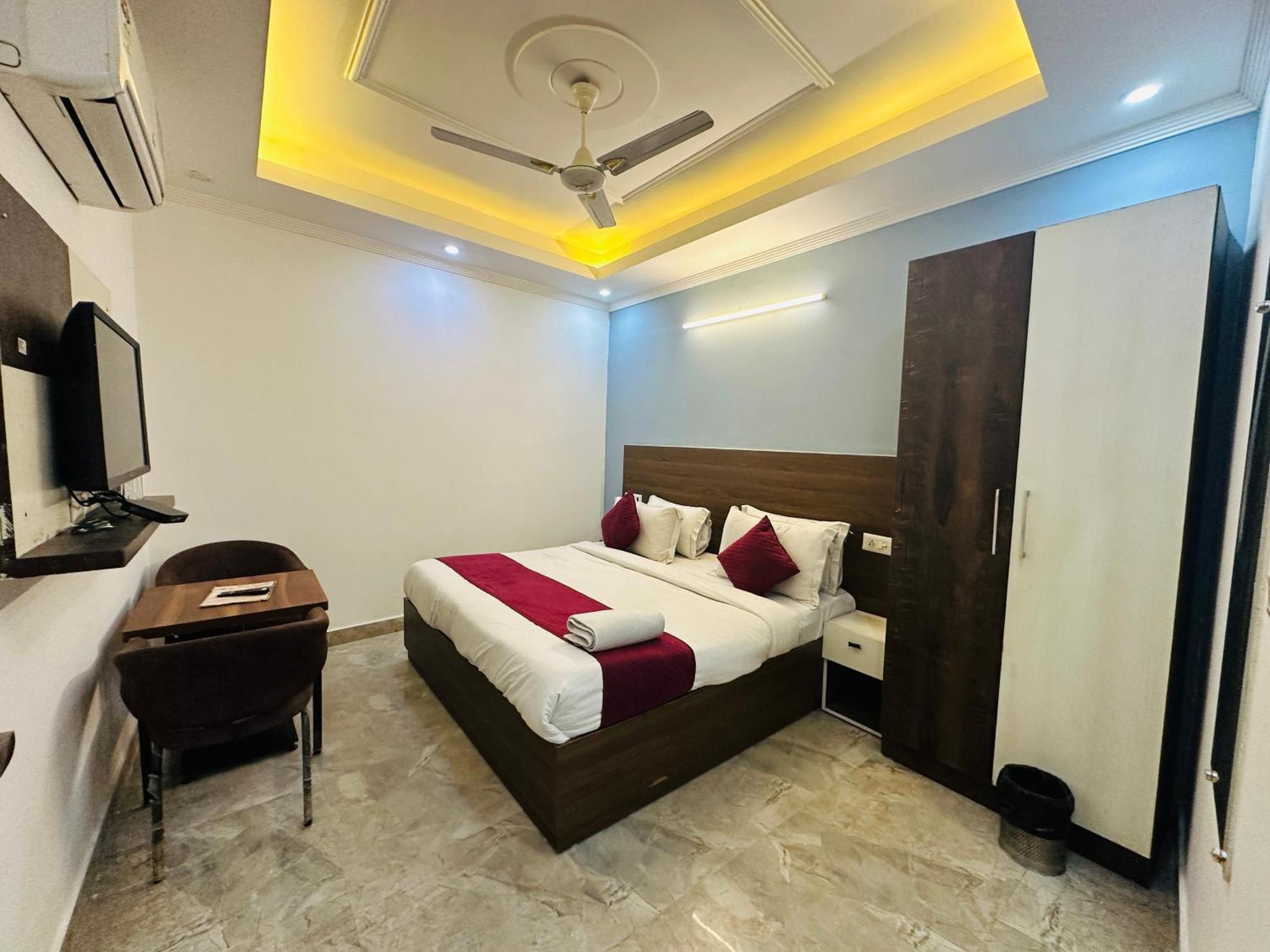 Hotel S R Palace Near Delhi International Airport 3*
