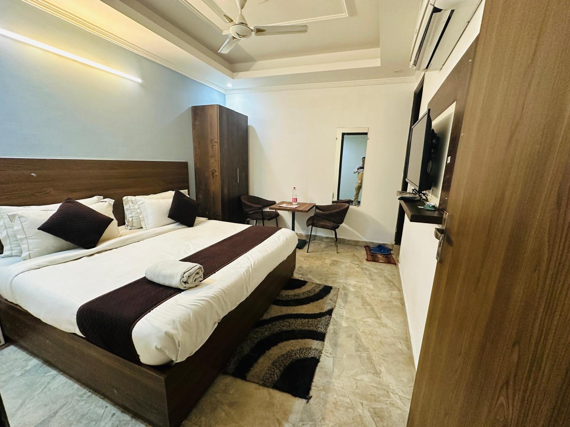Hotel S R Palace Near Delhi International Airport New Delhi