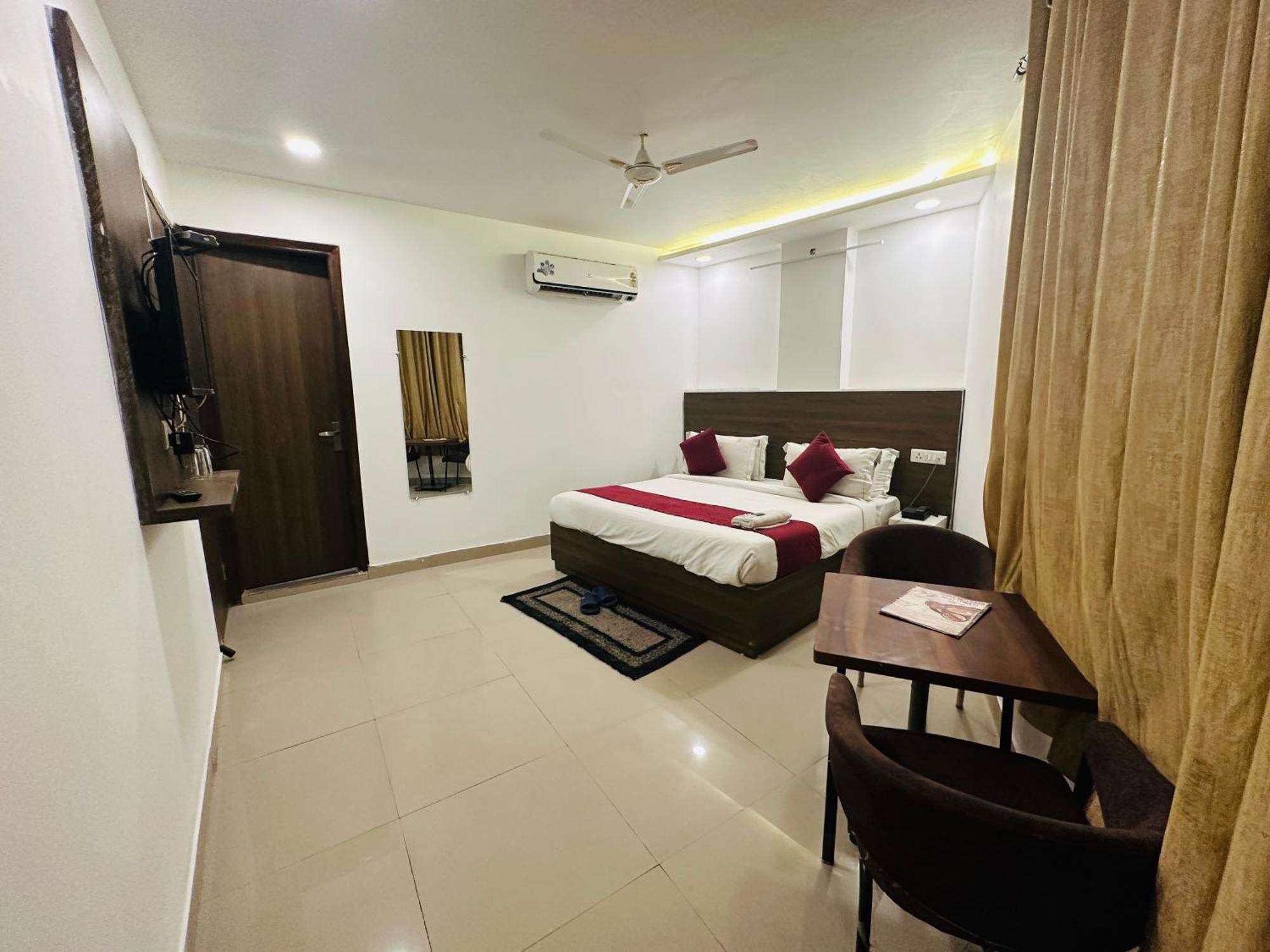 S R Palace Near Delhi International Airport 3*