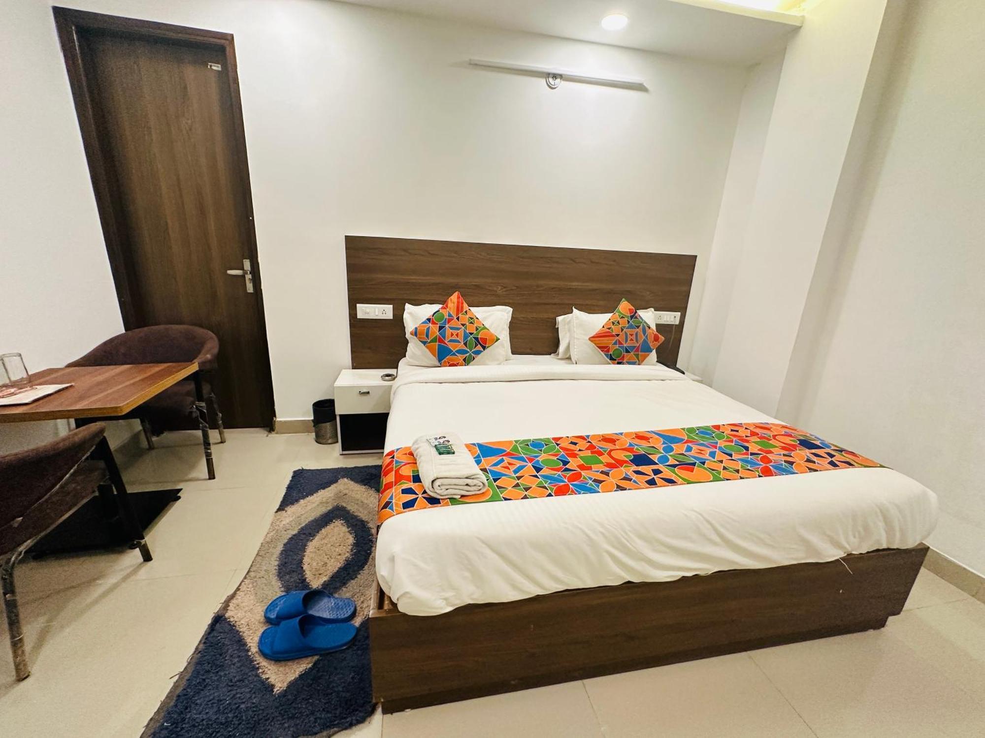S R Palace Near Delhi International Airport Hotel