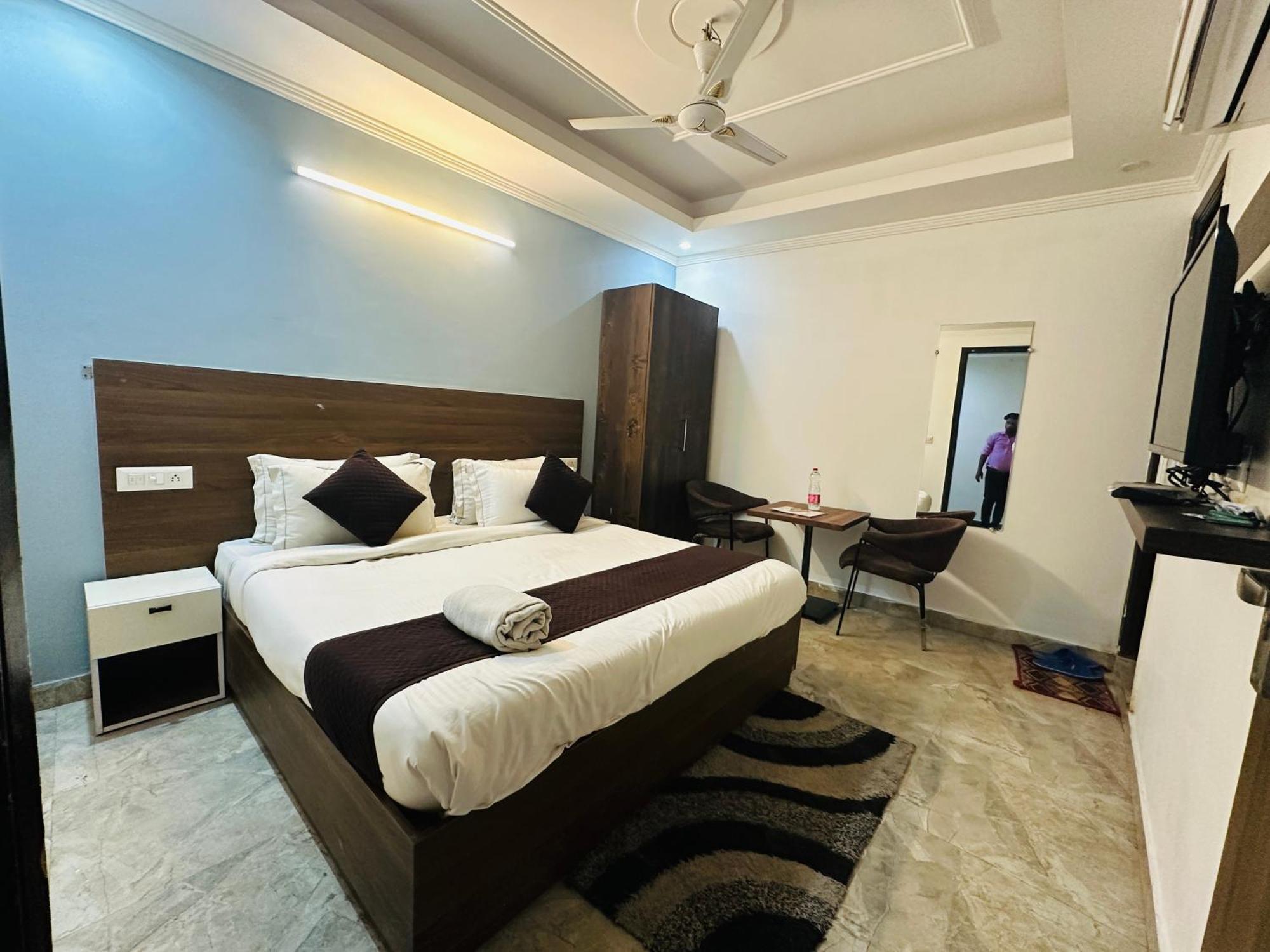 Hotel S R Palace Near Delhi International Airport 3*