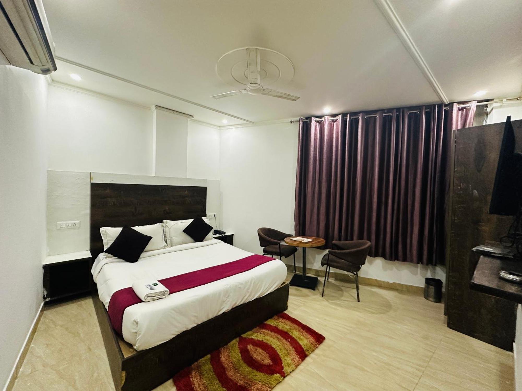 S R Palace Near Delhi International Airport 3* New Delhi