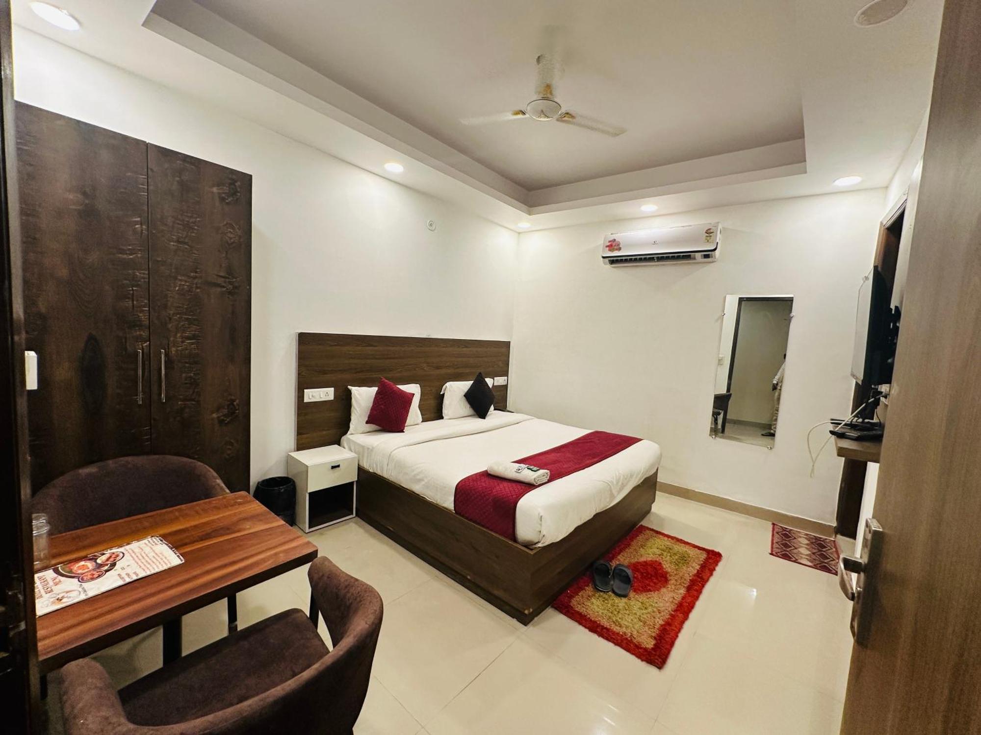 Hotel S R Palace Near Delhi International Airport