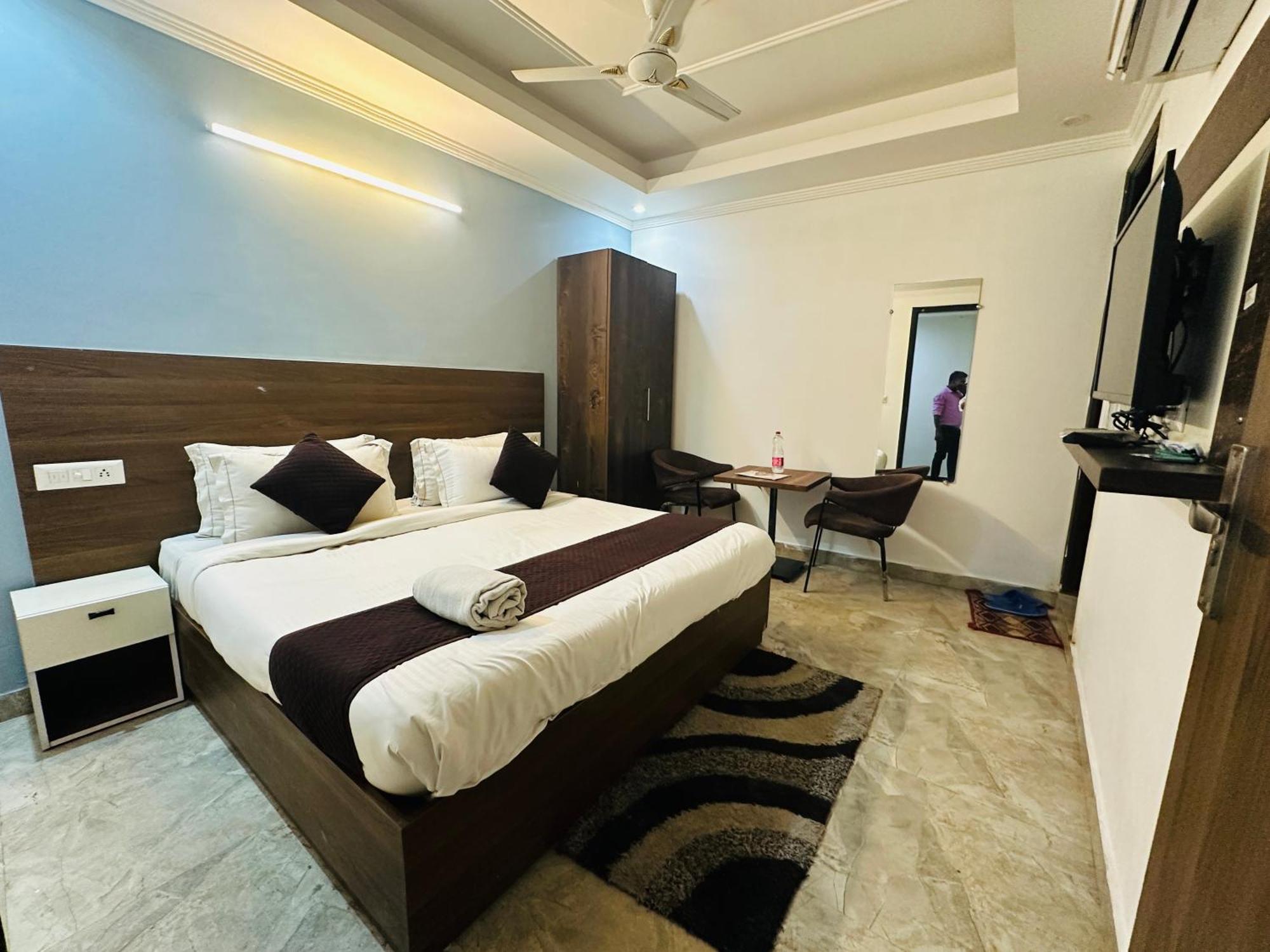 S R Palace Near Delhi International Airport Hotel 3*