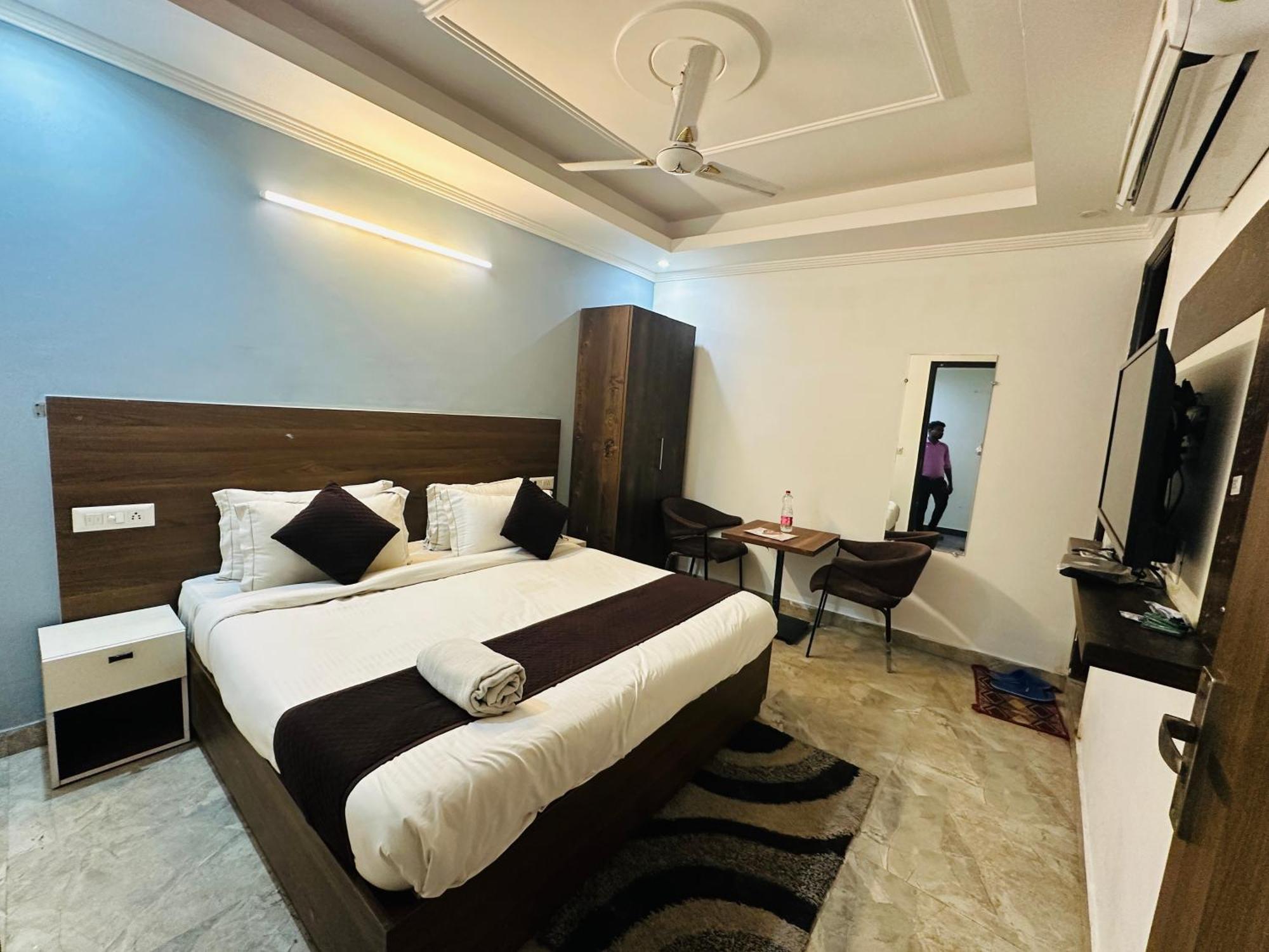 Hotel S R Palace Near Delhi International Airport New Delhi
