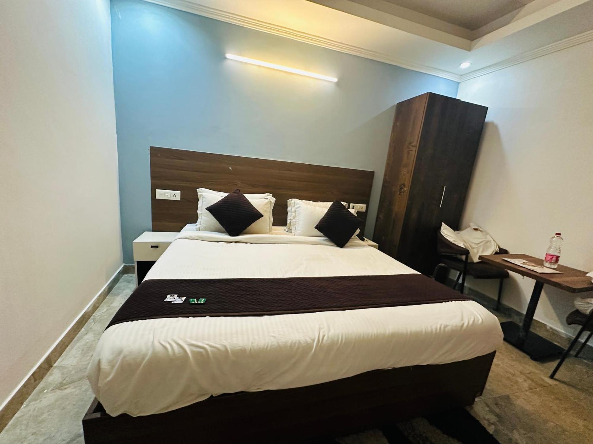 Hotel S R Palace Near Delhi International Airport 3*