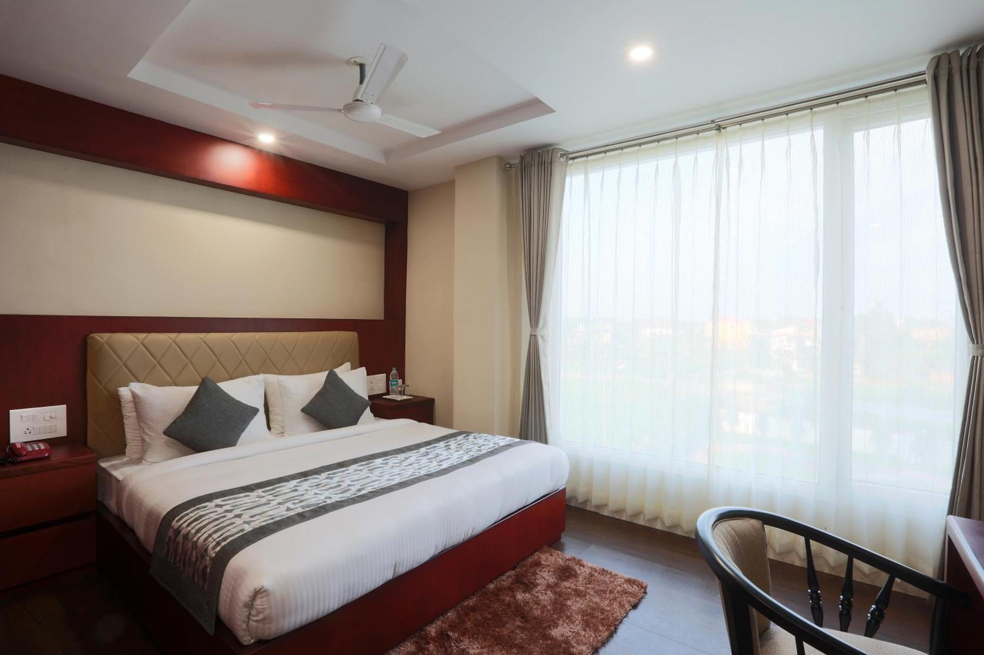 Cardinal Express Oxmo Igi Airport Delhi Hotel 4*