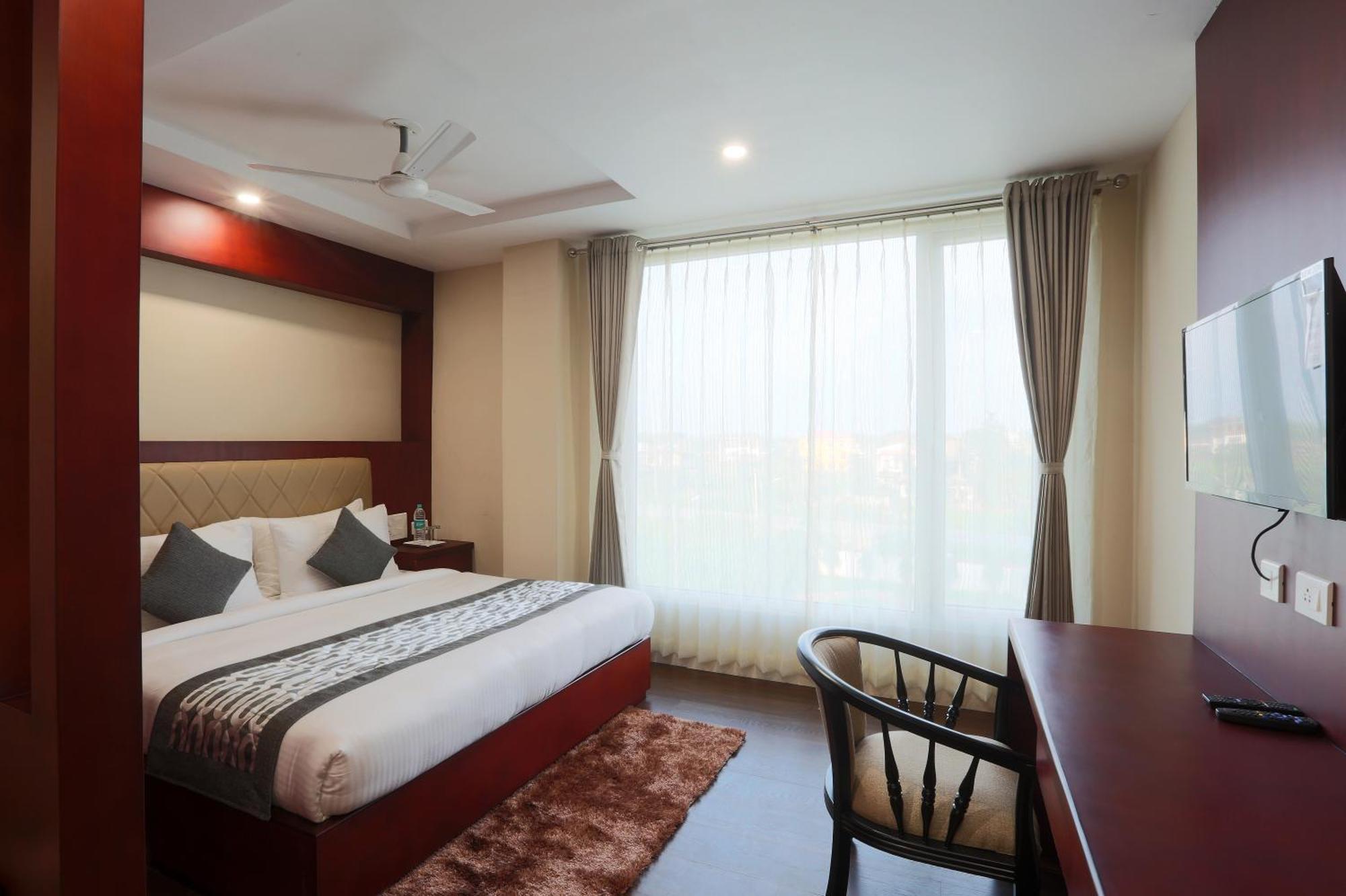Cardinal Express Oxmo Igi Airport Delhi Hotel 4*