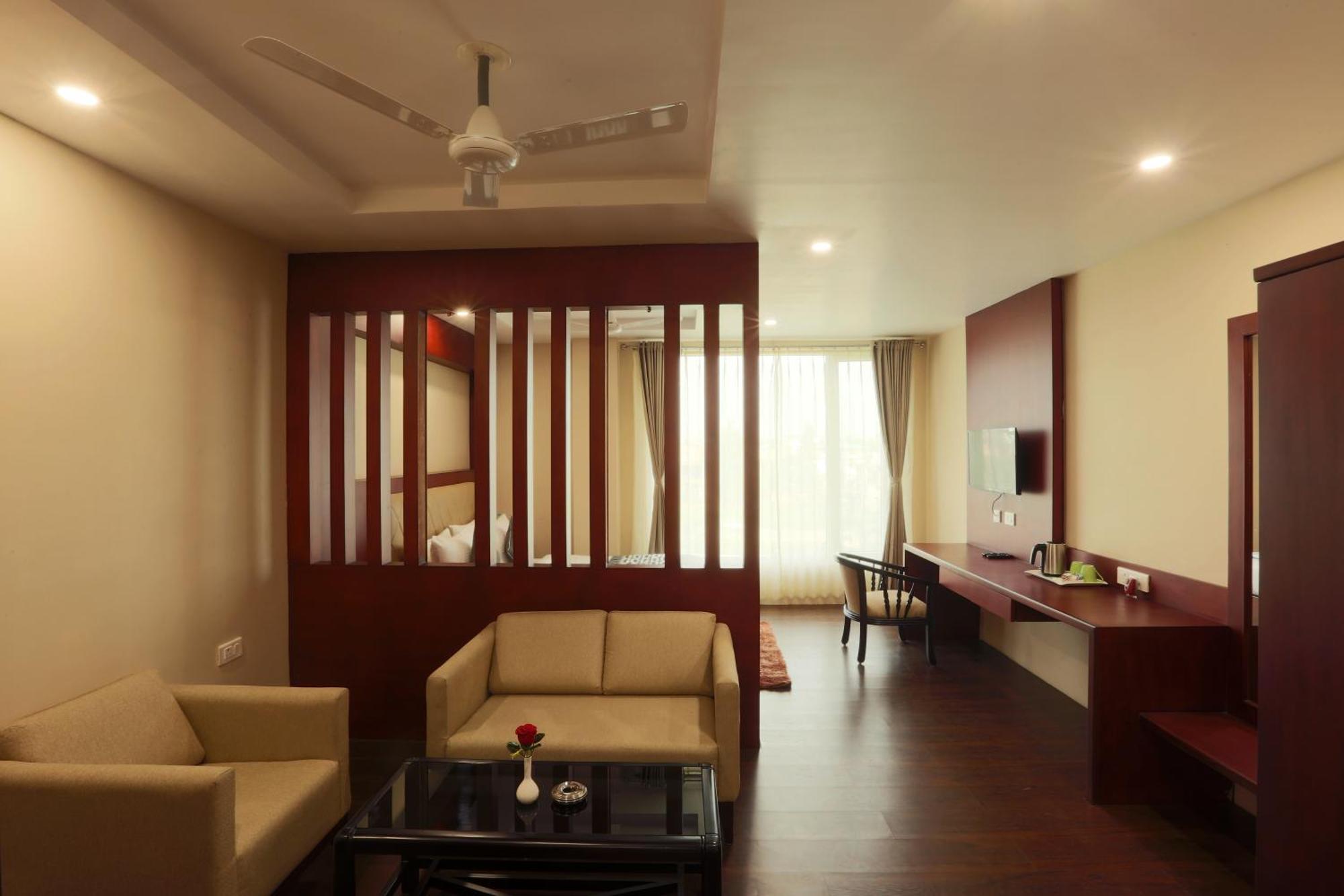Cardinal Express Oxmo Igi Airport Delhi Hotel 4*