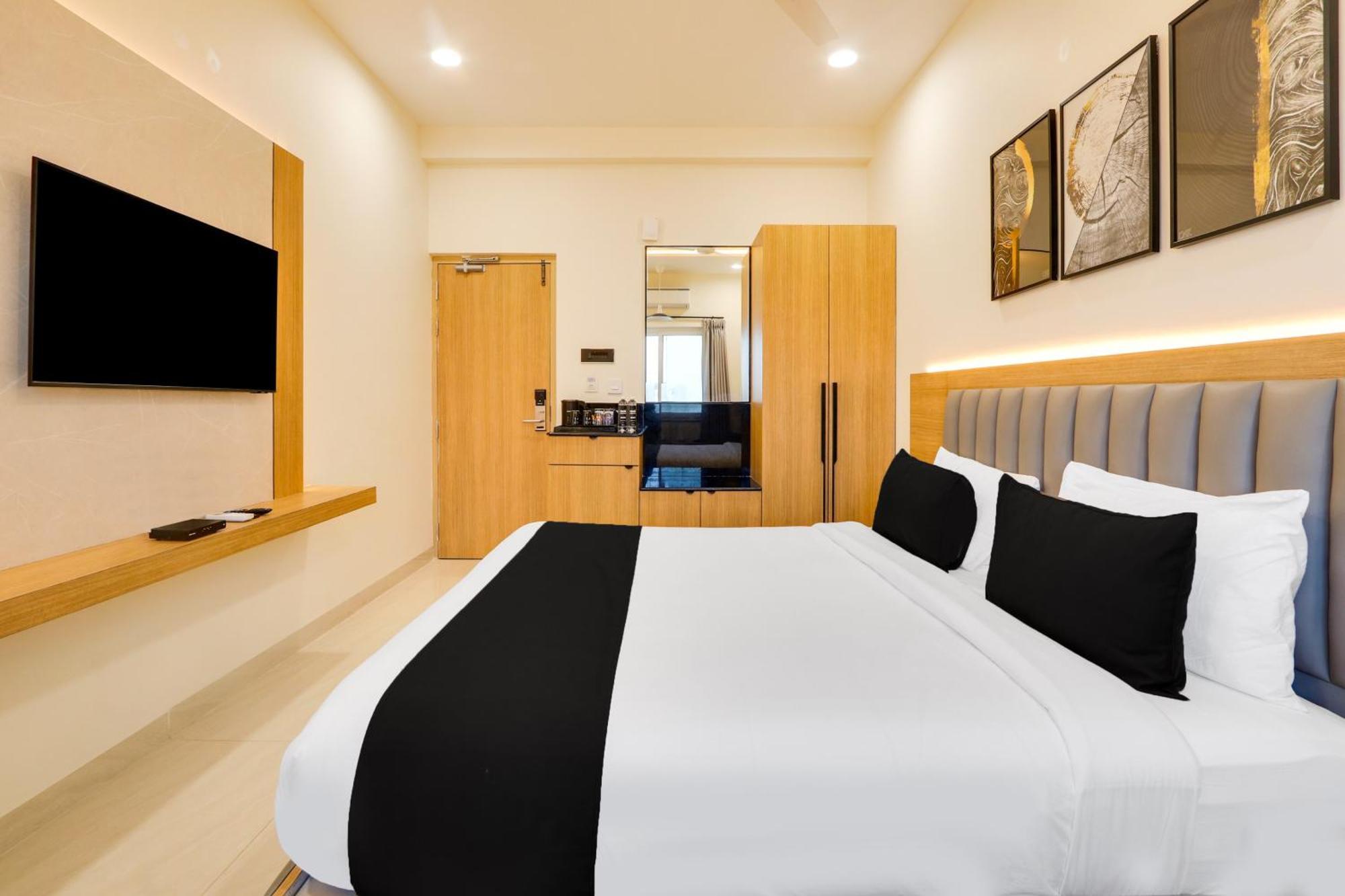 El De Empire Near Delhi Airport Hotel 4*