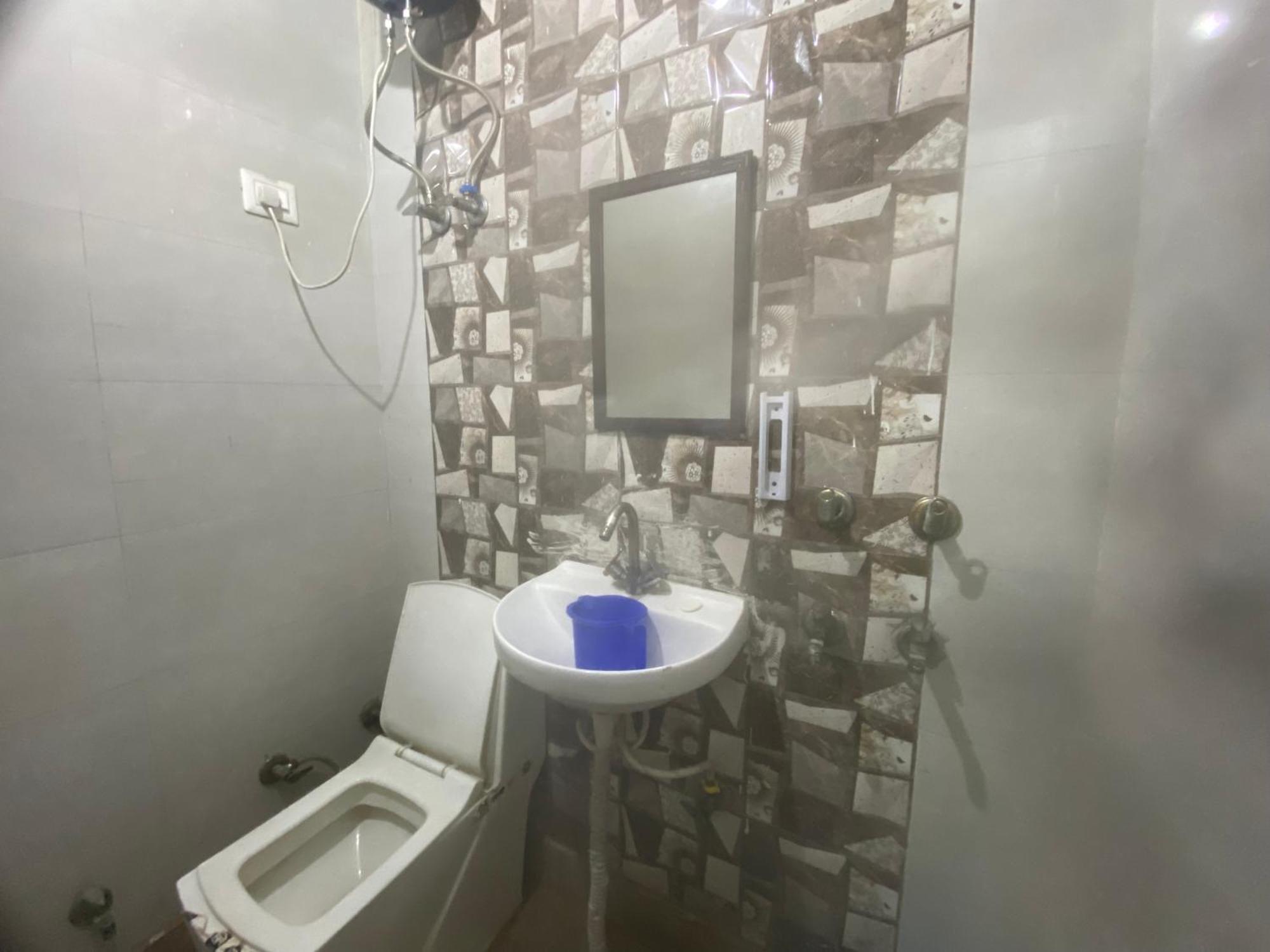 Hotel Couple Friendly Feelinn Near Ramesh Nagar Metro Station New Delhi