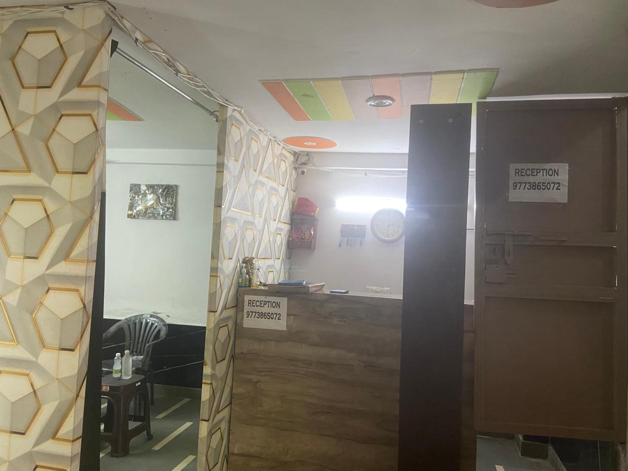 Couple Friendly Feelinn Near Ramesh Nagar Metro Station Hotel