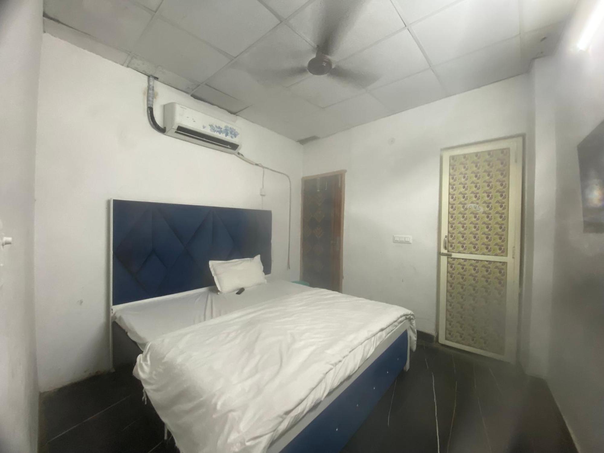 Couple Friendly Feelinn Near Ramesh Nagar Metro Station Hotel 3*
