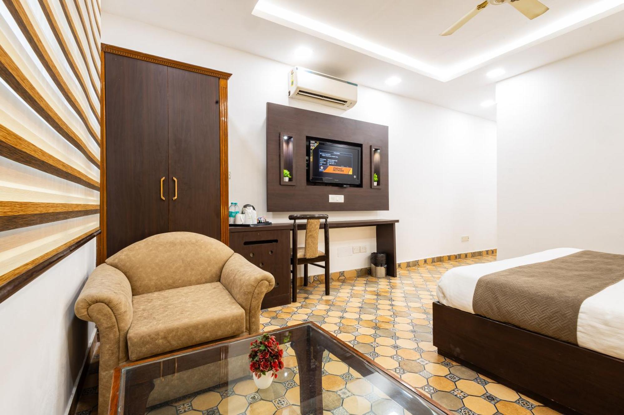 Panickers Residency - Ajmal Khan Market Near Karol Bagh Metro Hotel 3*