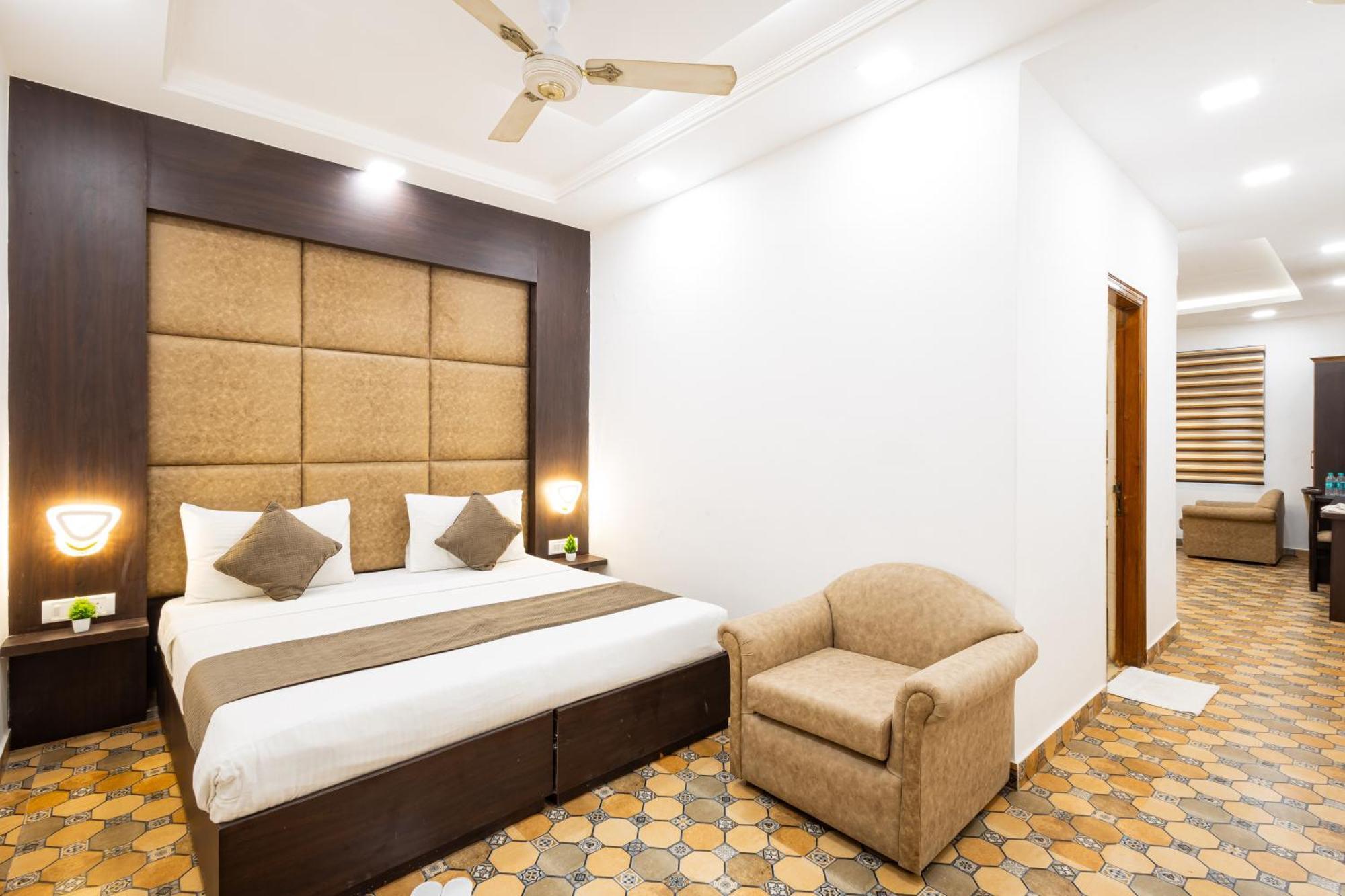 Hotel Panickers Residency - Ajmal Khan Market Near Karol Bagh Metro 3*