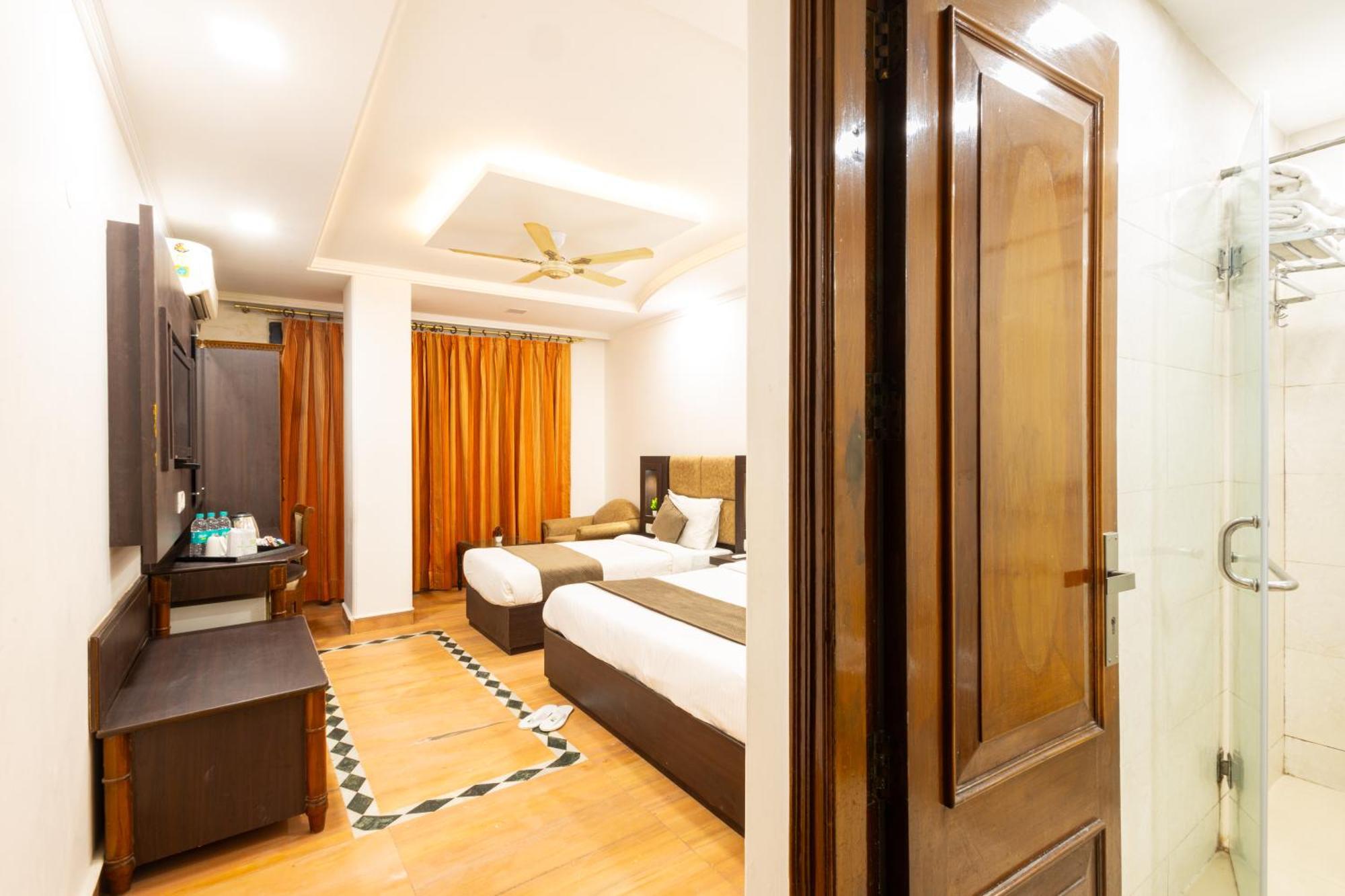 Panickers Residency - Ajmal Khan Market Near Karol Bagh Metro Hotel 3*