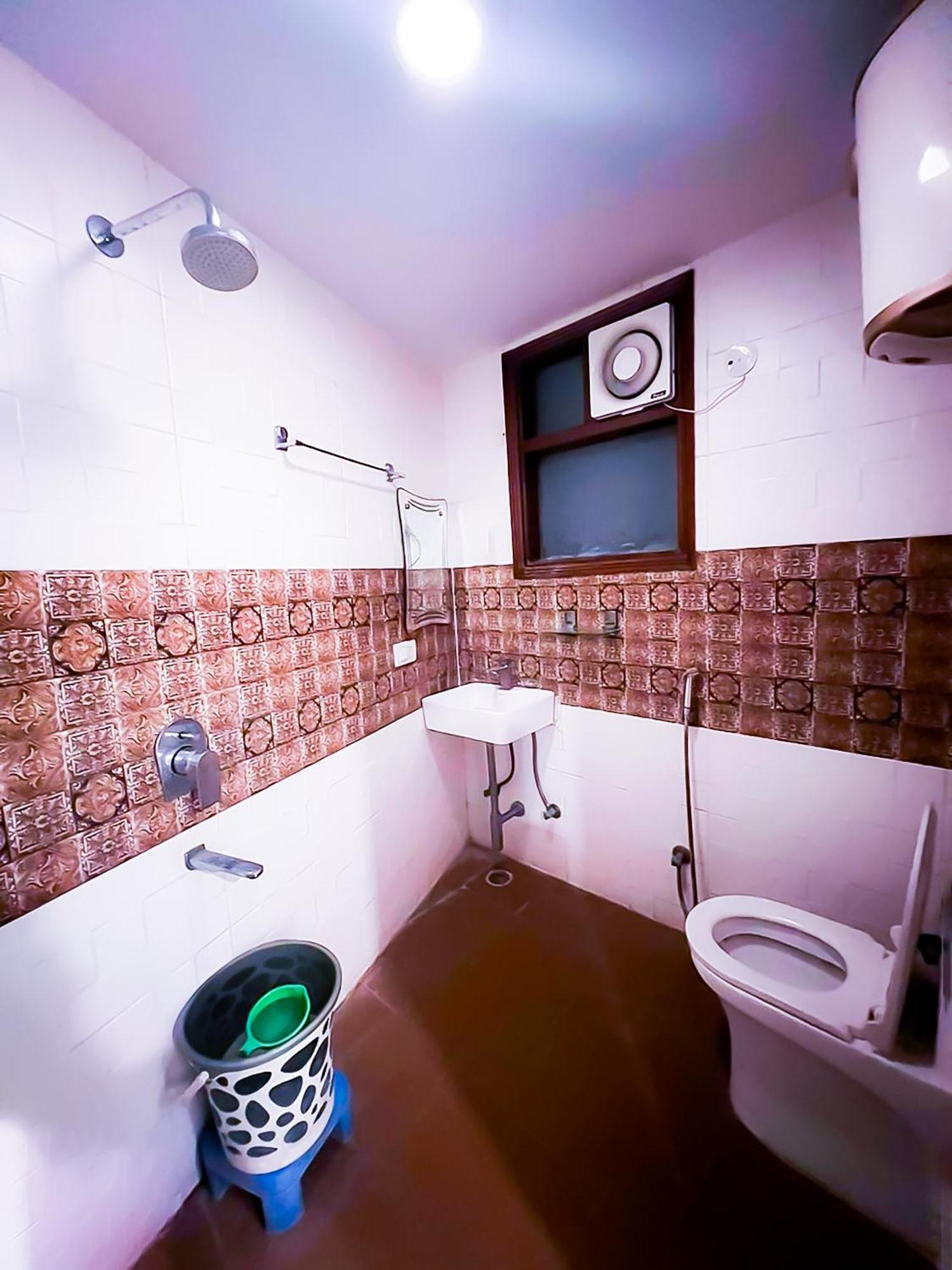 Red Stone Near Igi Airport Bed & Breakfast