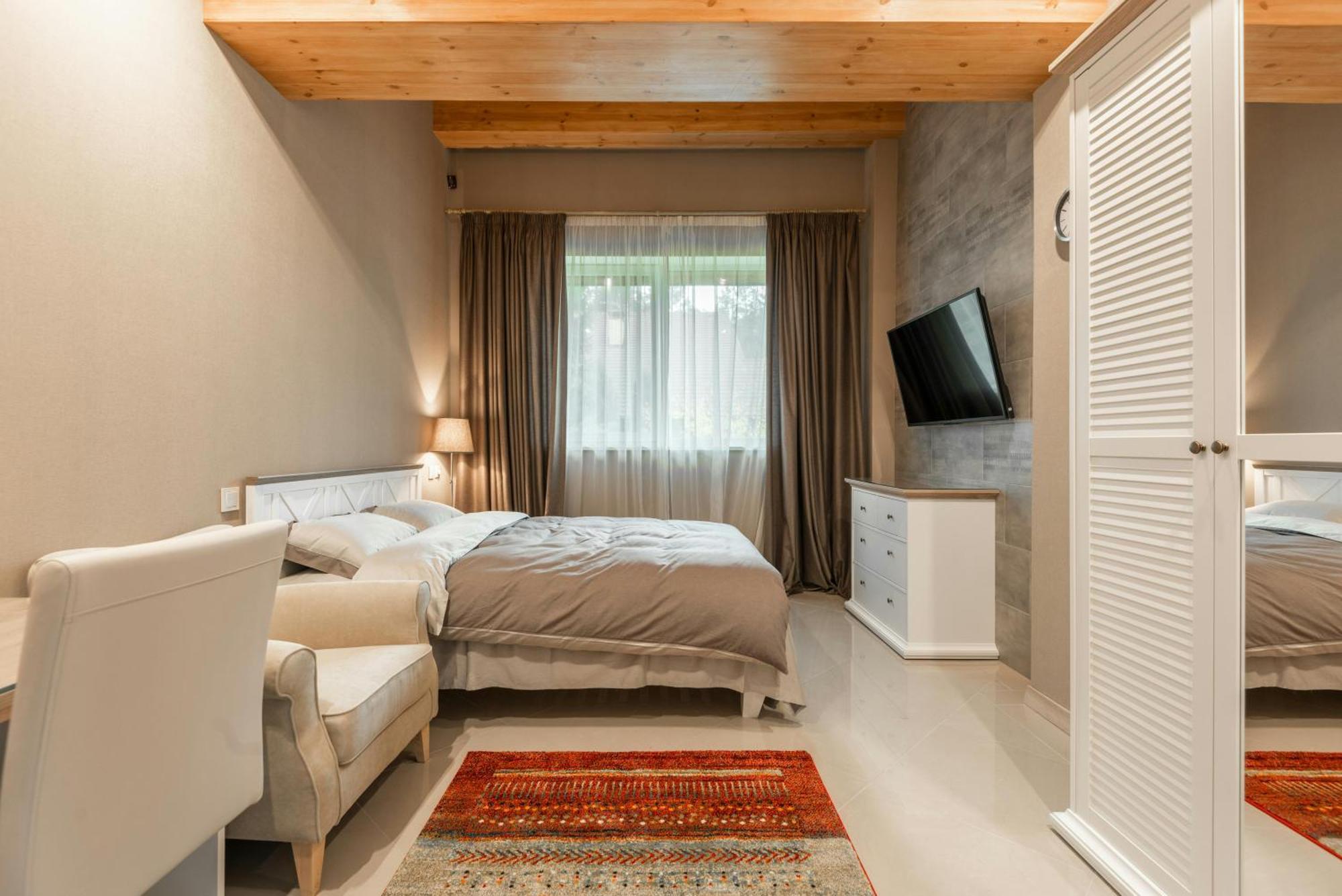 Aerotech Near Delhi Airport Hotel 4*