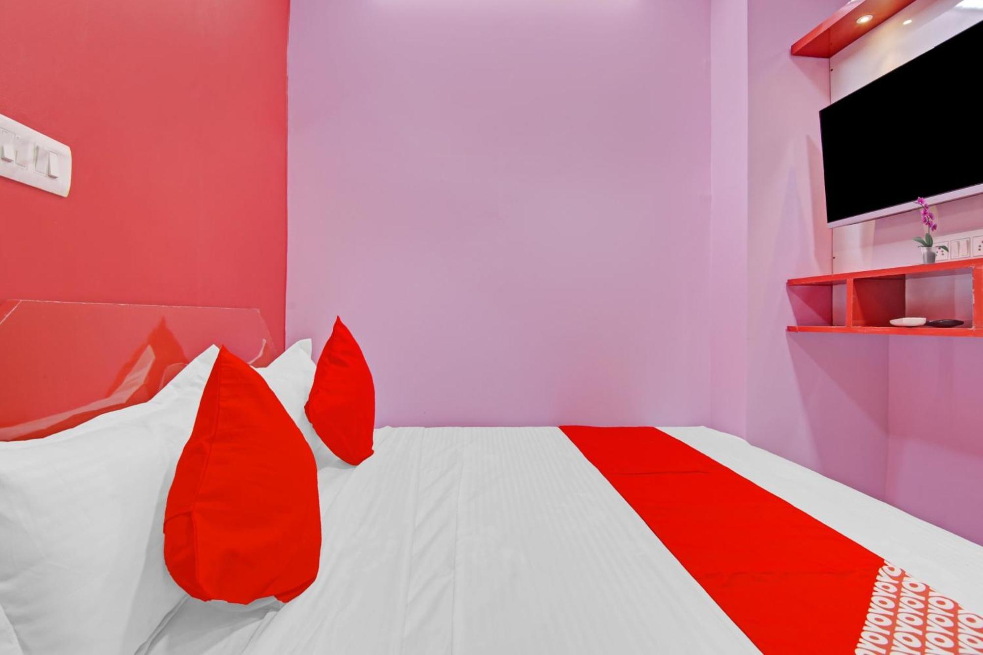 Hotel O Happiness Near Tdi Mall