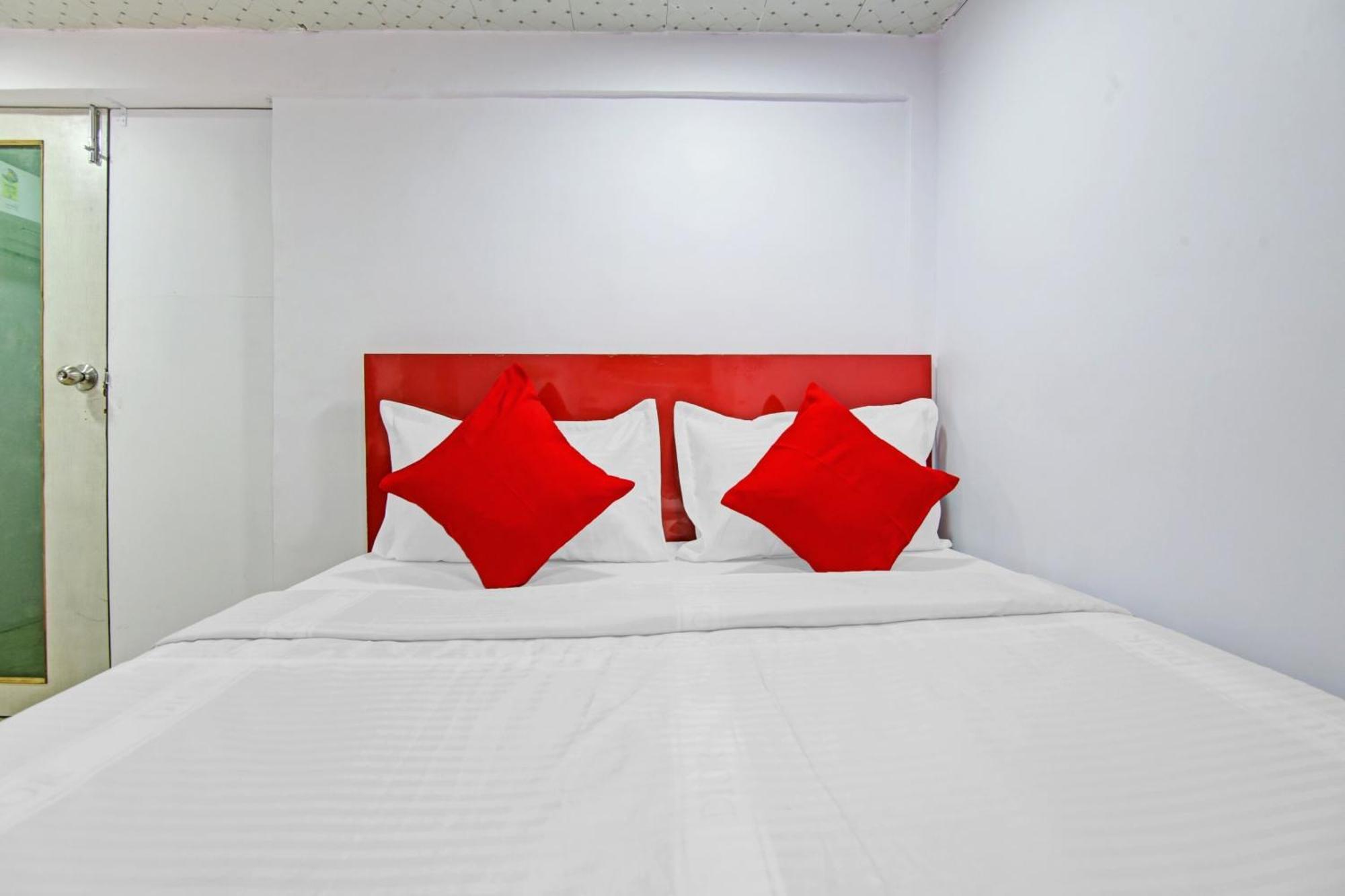 Hotel O Happiness Near Tdi Mall 3*