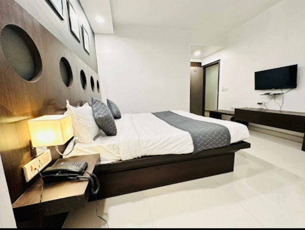 Hotel Bloom - National Highway- 8, Mahipalpur