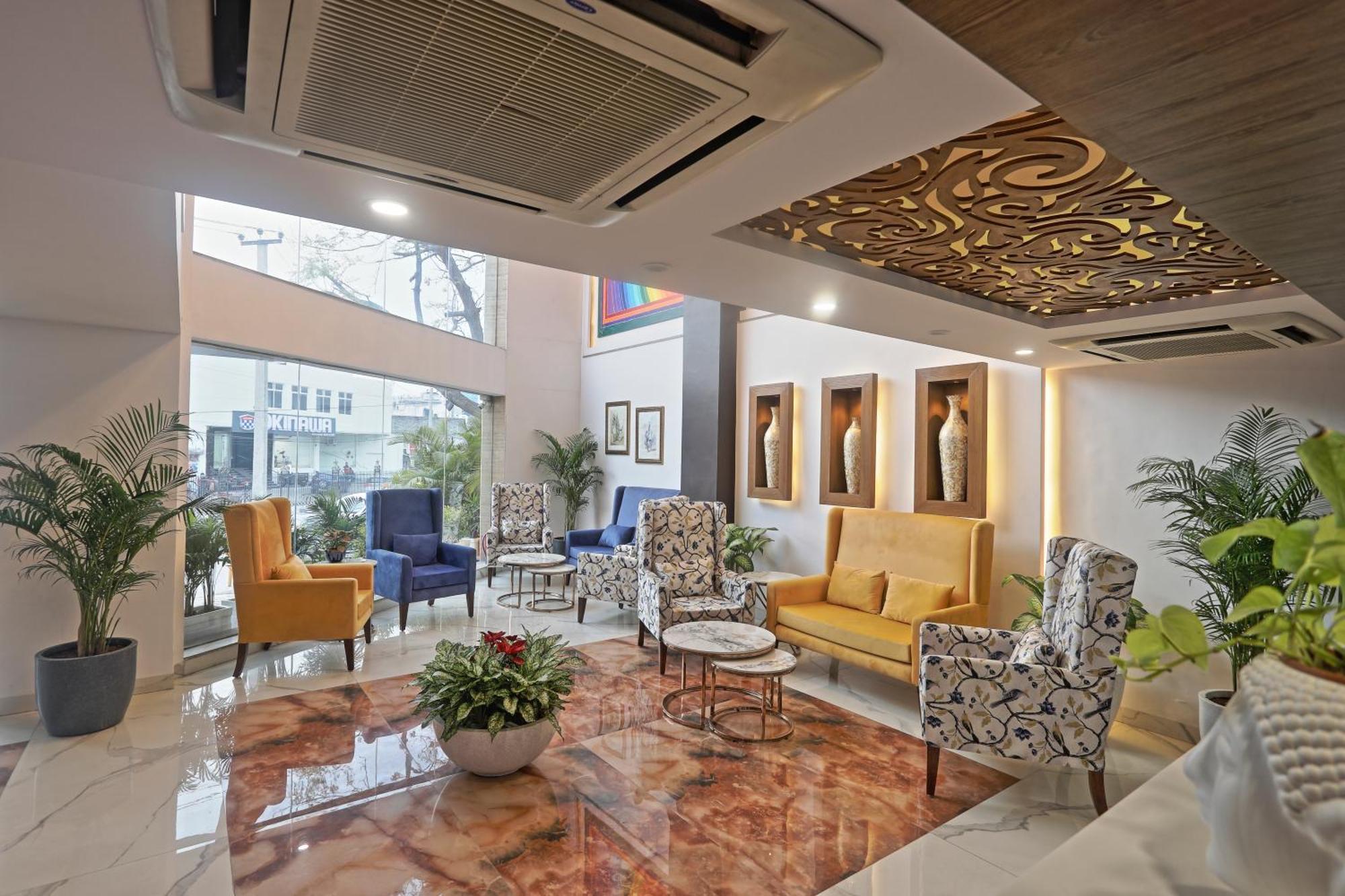 Oxmo Delhi Airport Hotel 4*
