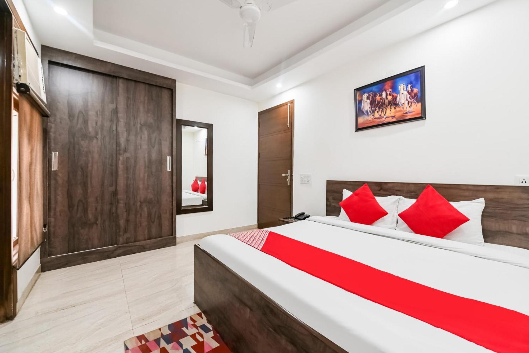 Hotel O Premium Chhatarpur Nova Deli