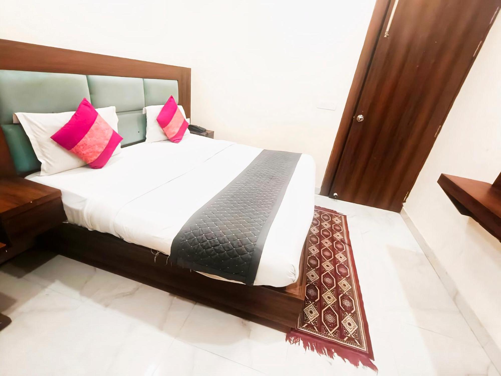 Shiva International Near By Igi Airport Guest house
