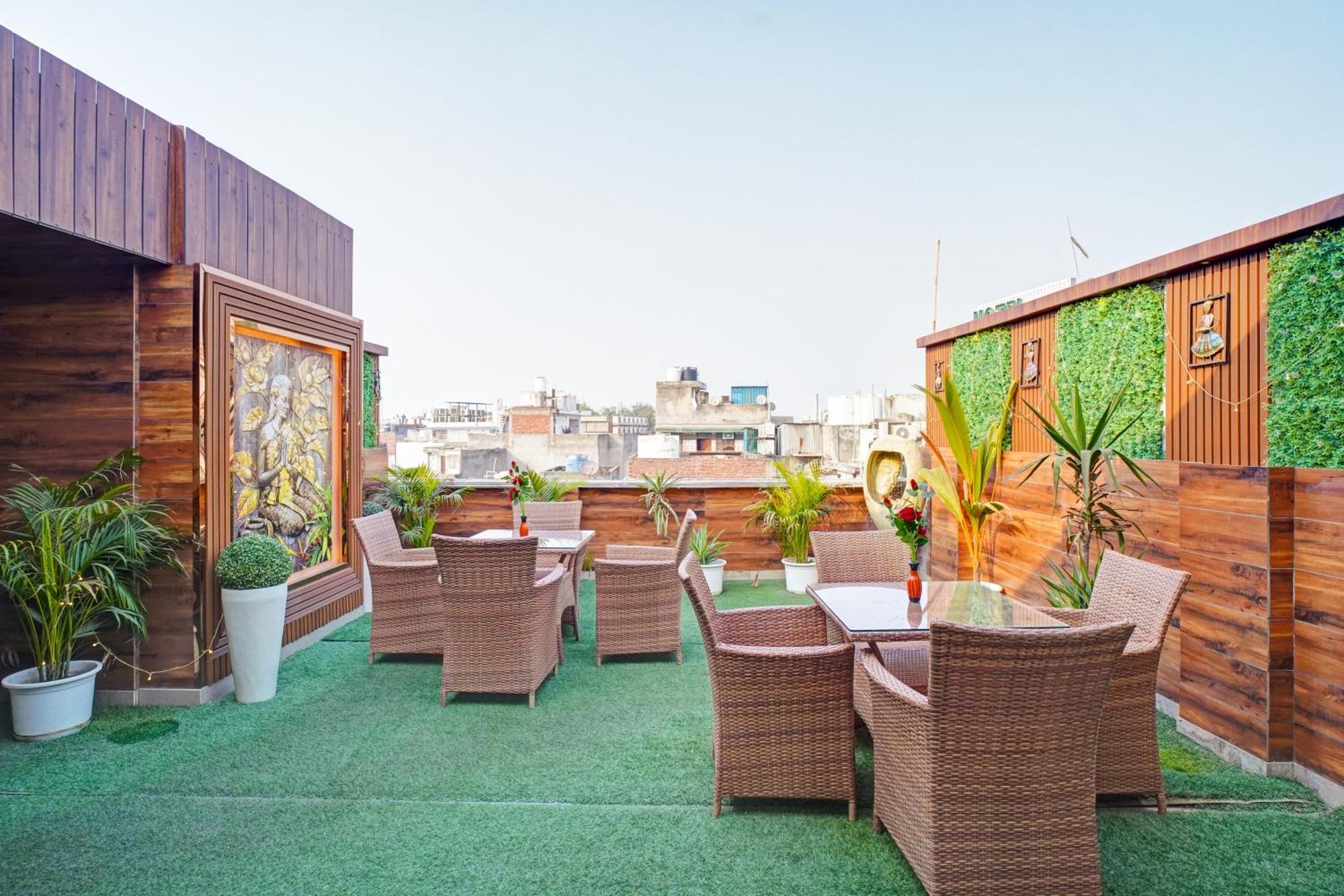 Gold Palace - 03 Mins Walk From Railway Station New Delhi