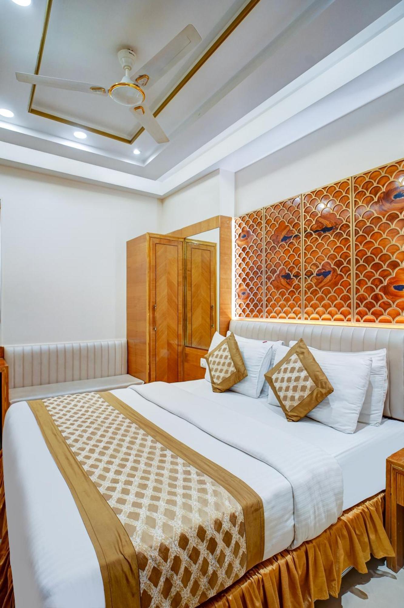 Guest house Gold Palace - 03 Mins Walk From Railway Station