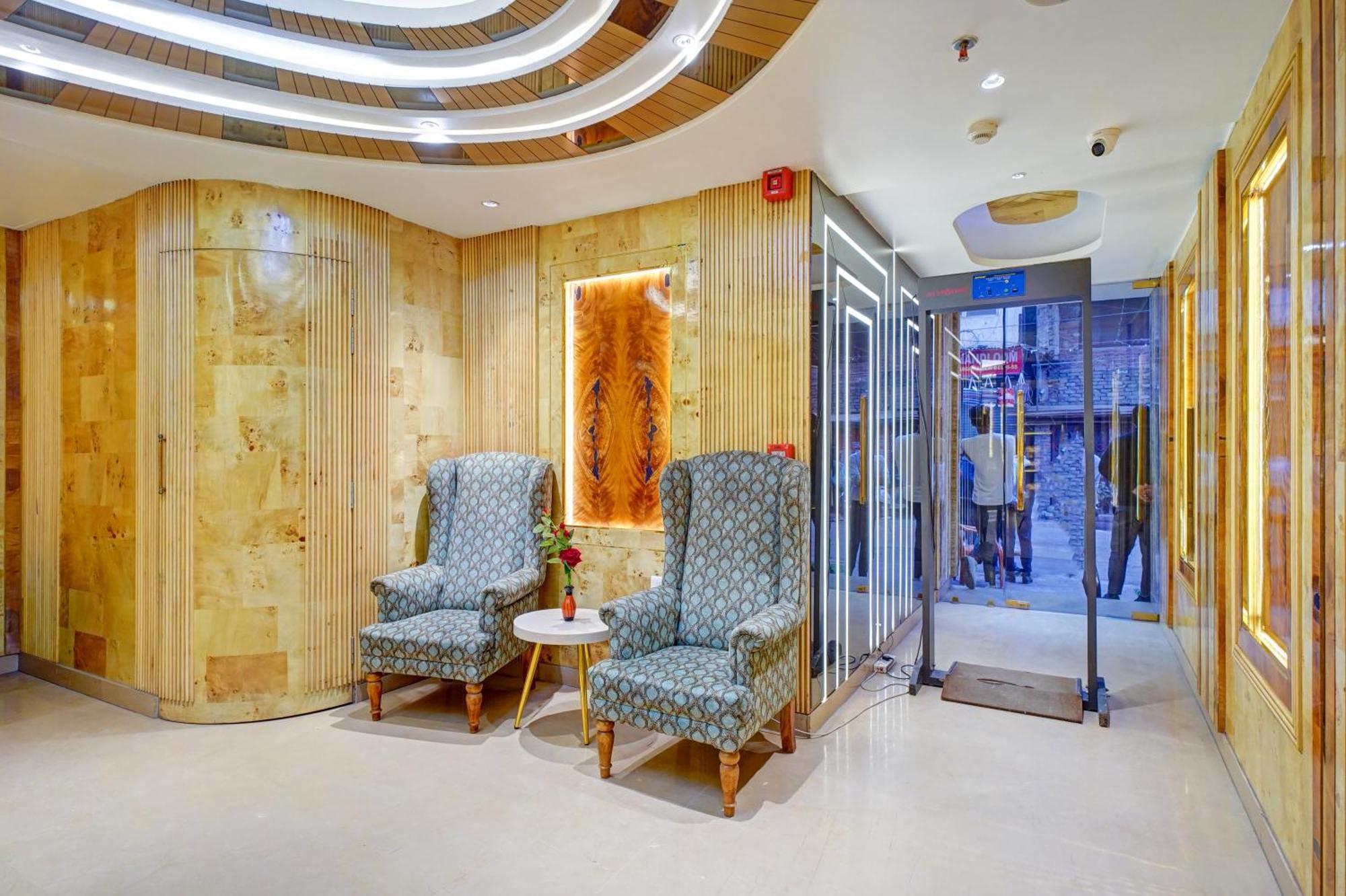 Guest house Gold Palace - 03 Mins Walk From Railway Station 3*
