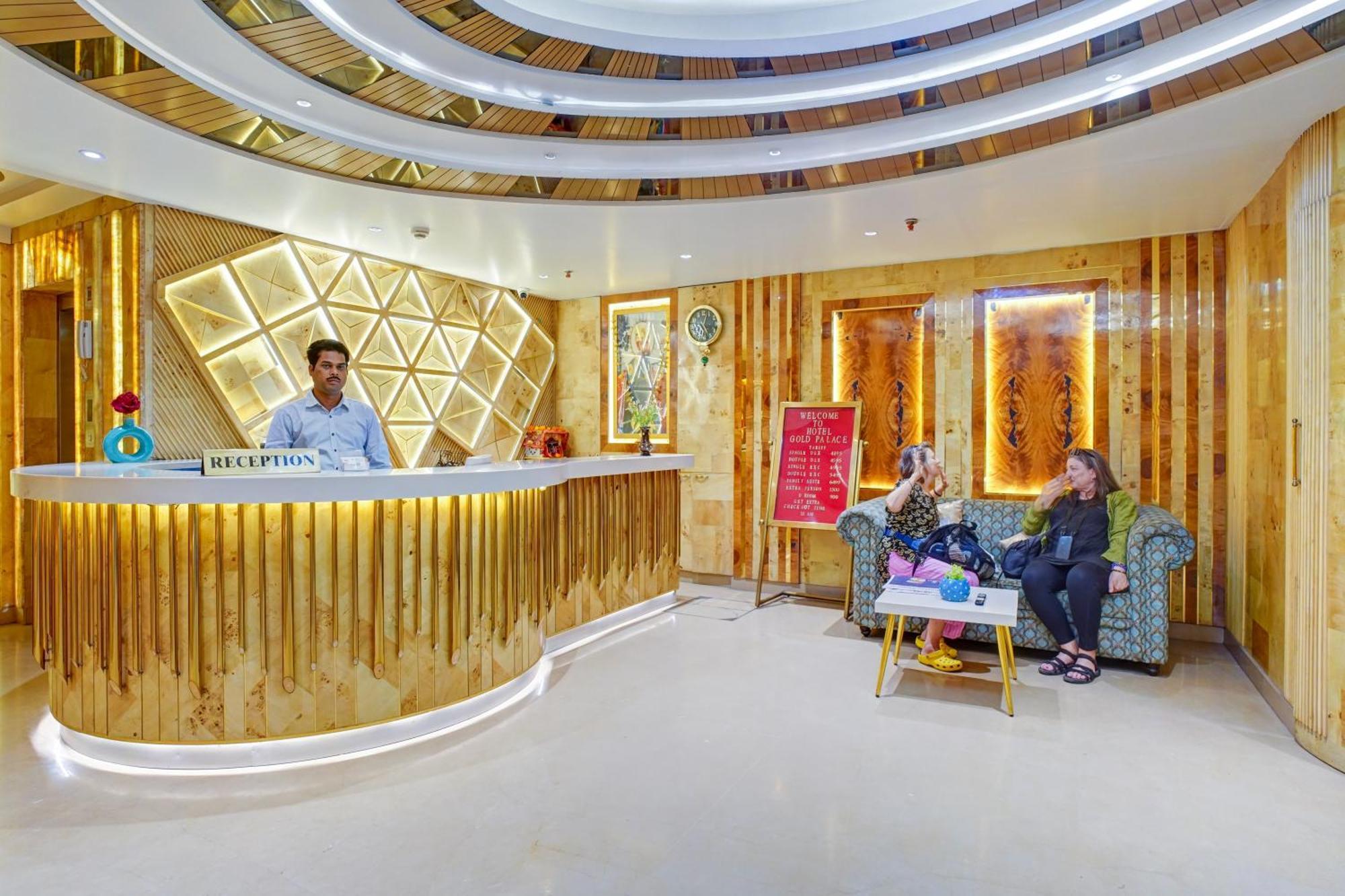Gold Palace - 03 Mins Walk From Railway Station Guest house