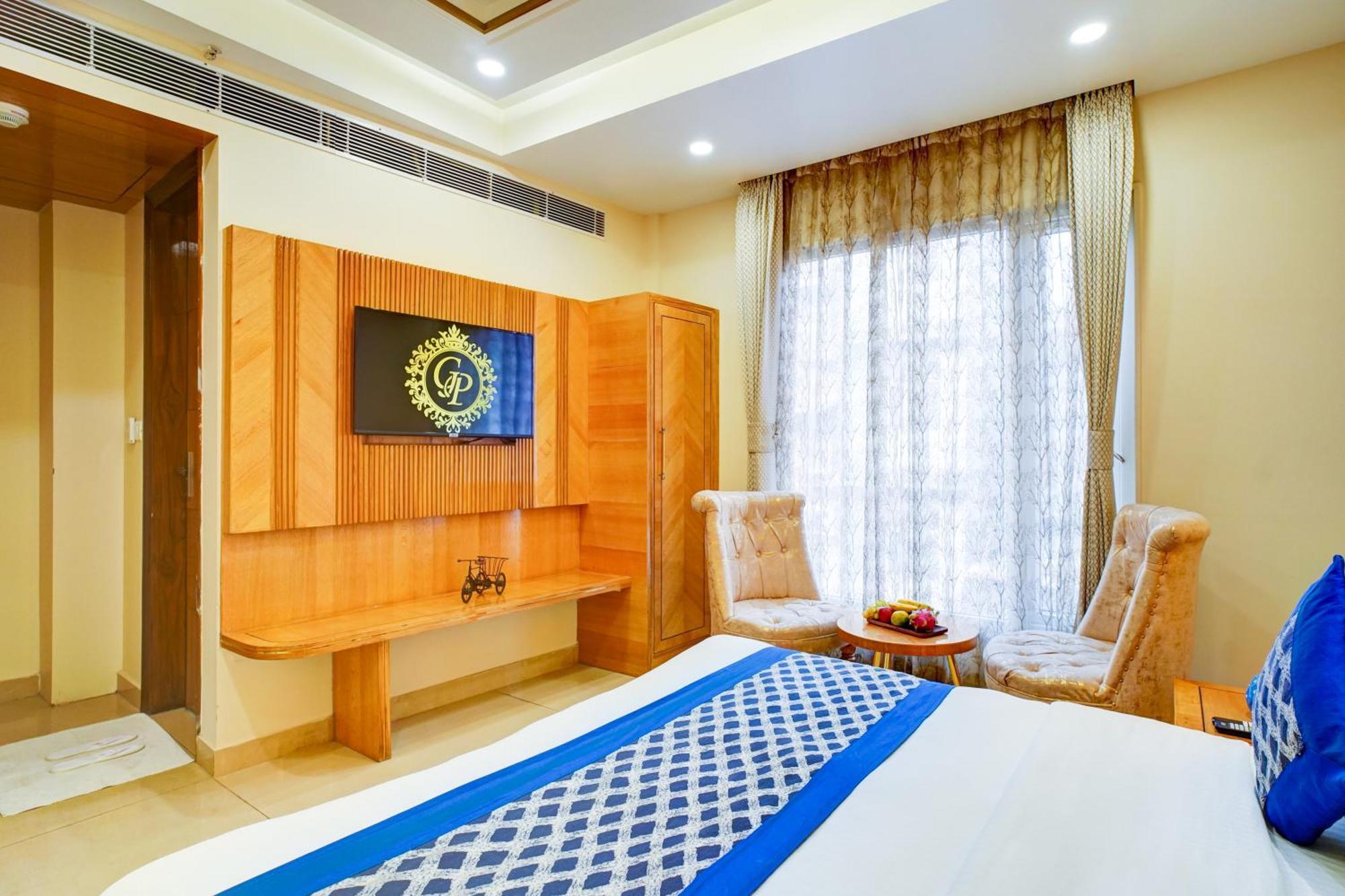 Guest house Gold Palace - 03 Mins Walk From Railway Station 3*
