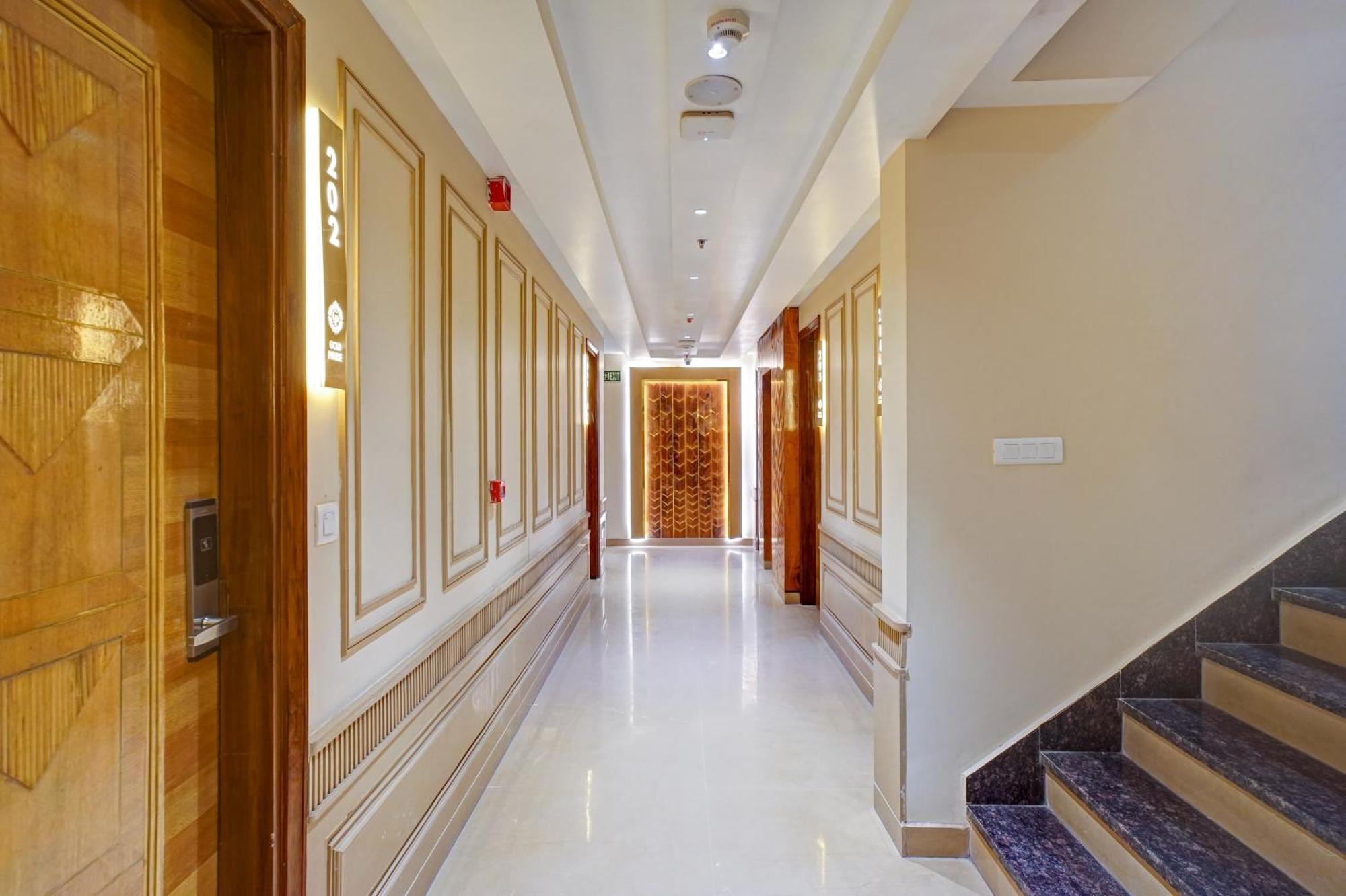 Gold Palace - 03 Mins Walk From Railway Station