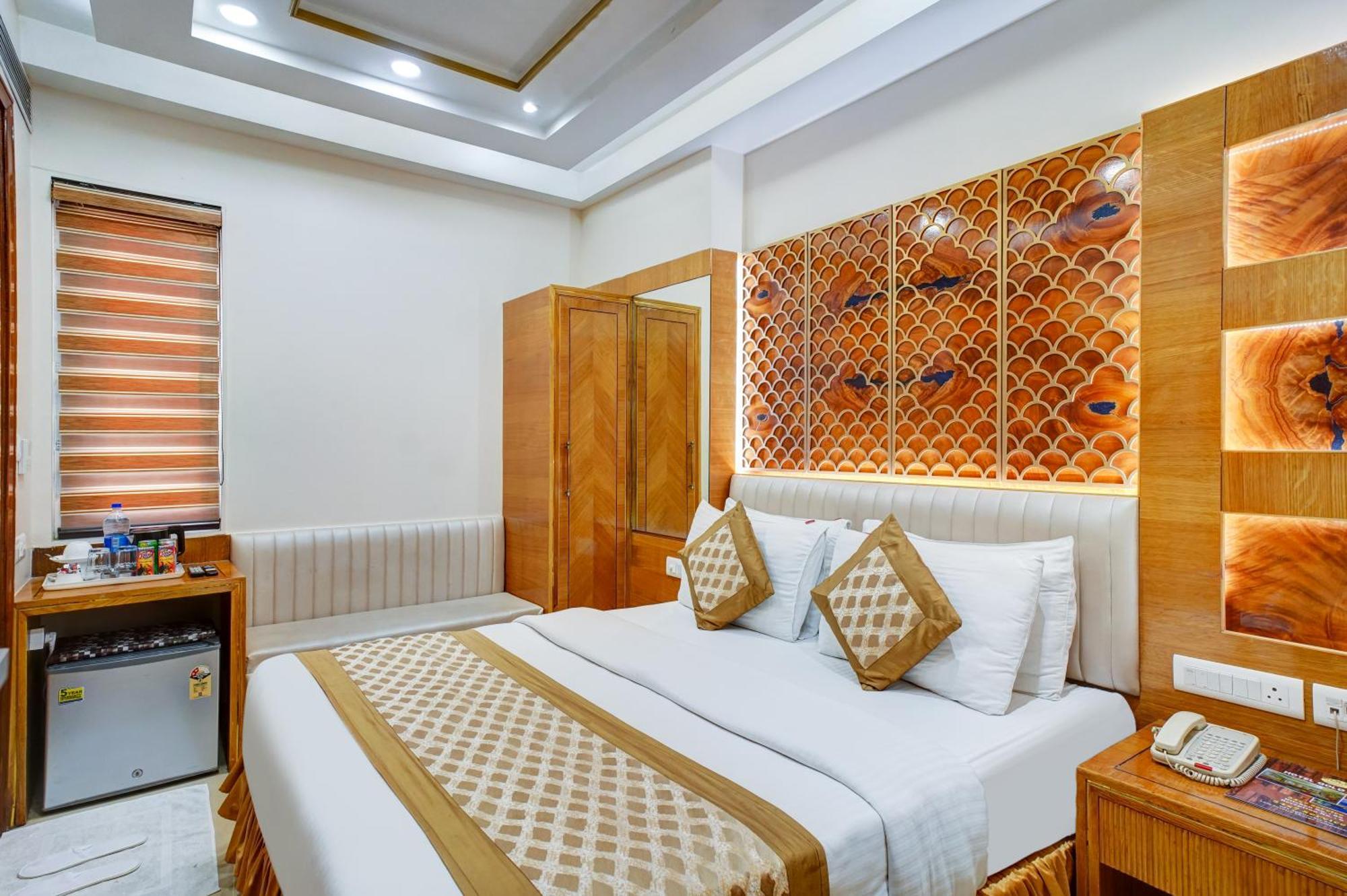 Guest house Gold Palace - 03 Mins Walk From Railway Station