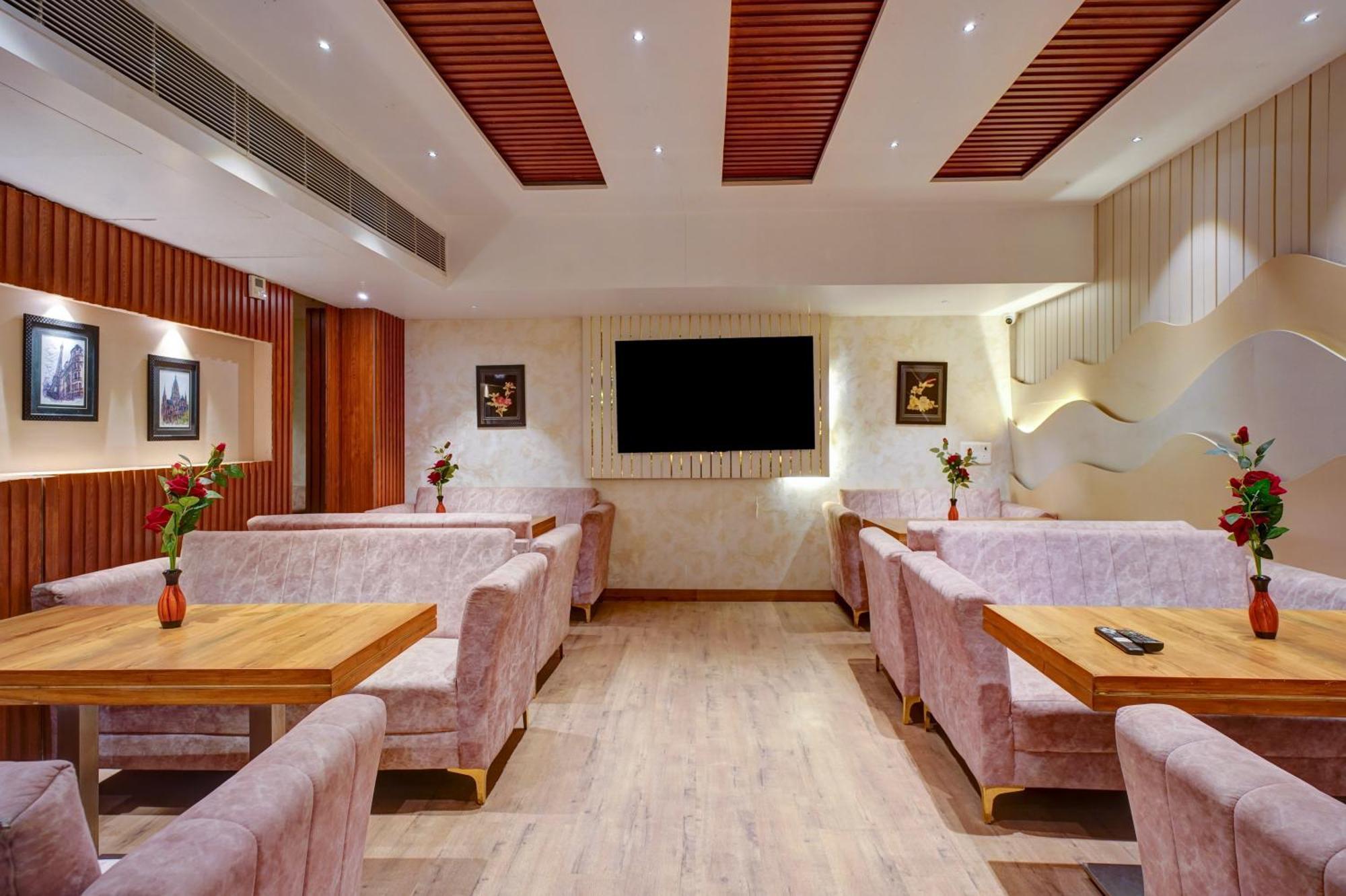 Gold Palace - 03 Mins Walk From Railway Station New Delhi