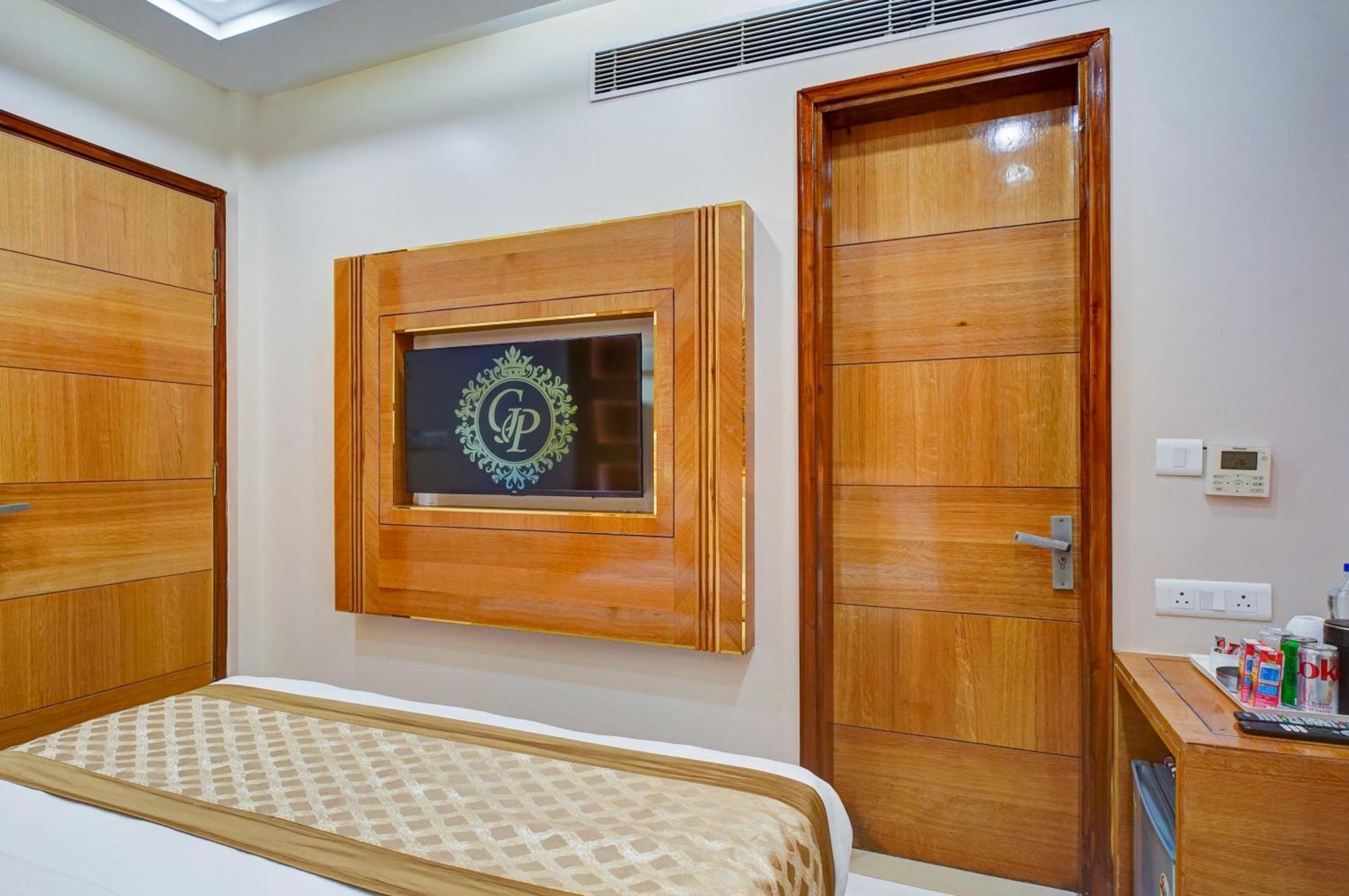 Gold Palace - 03 Mins Walk From Railway Station