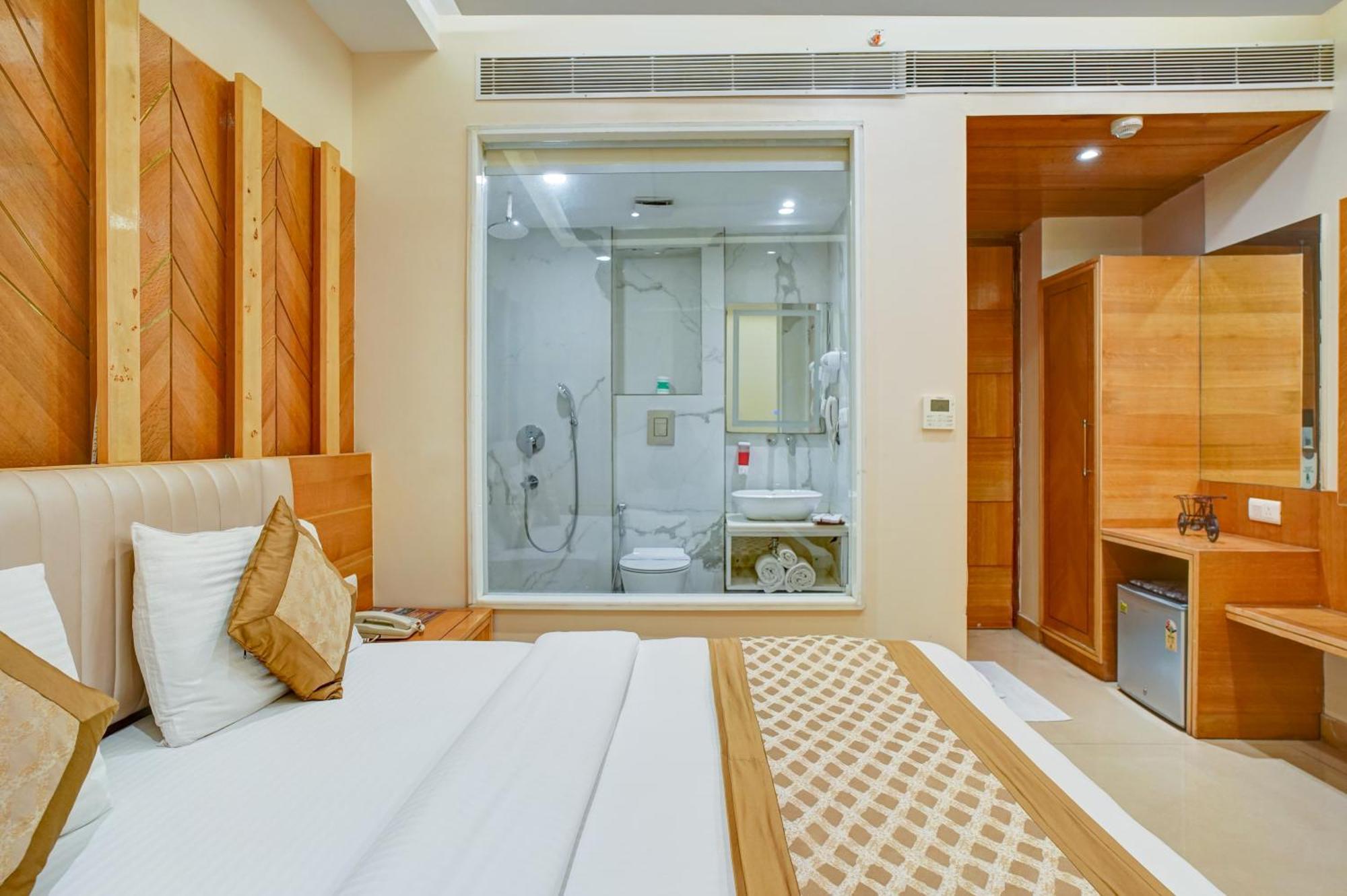 Guest house Gold Palace - 03 Mins Walk From Railway Station