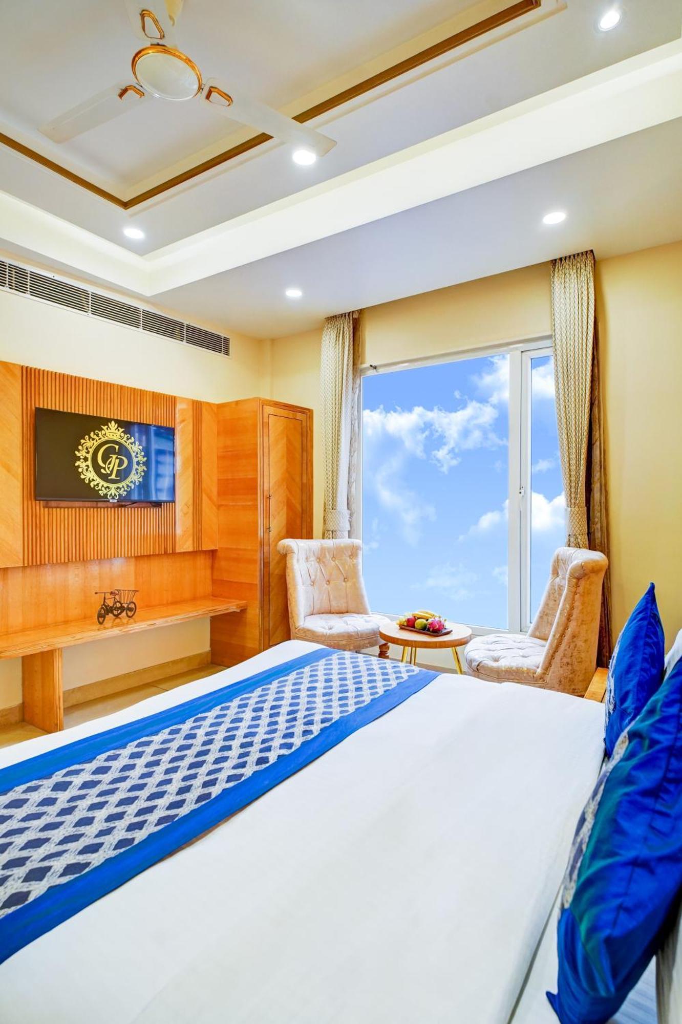 Guest house Gold Palace - 03 Mins Walk From Railway Station 3*