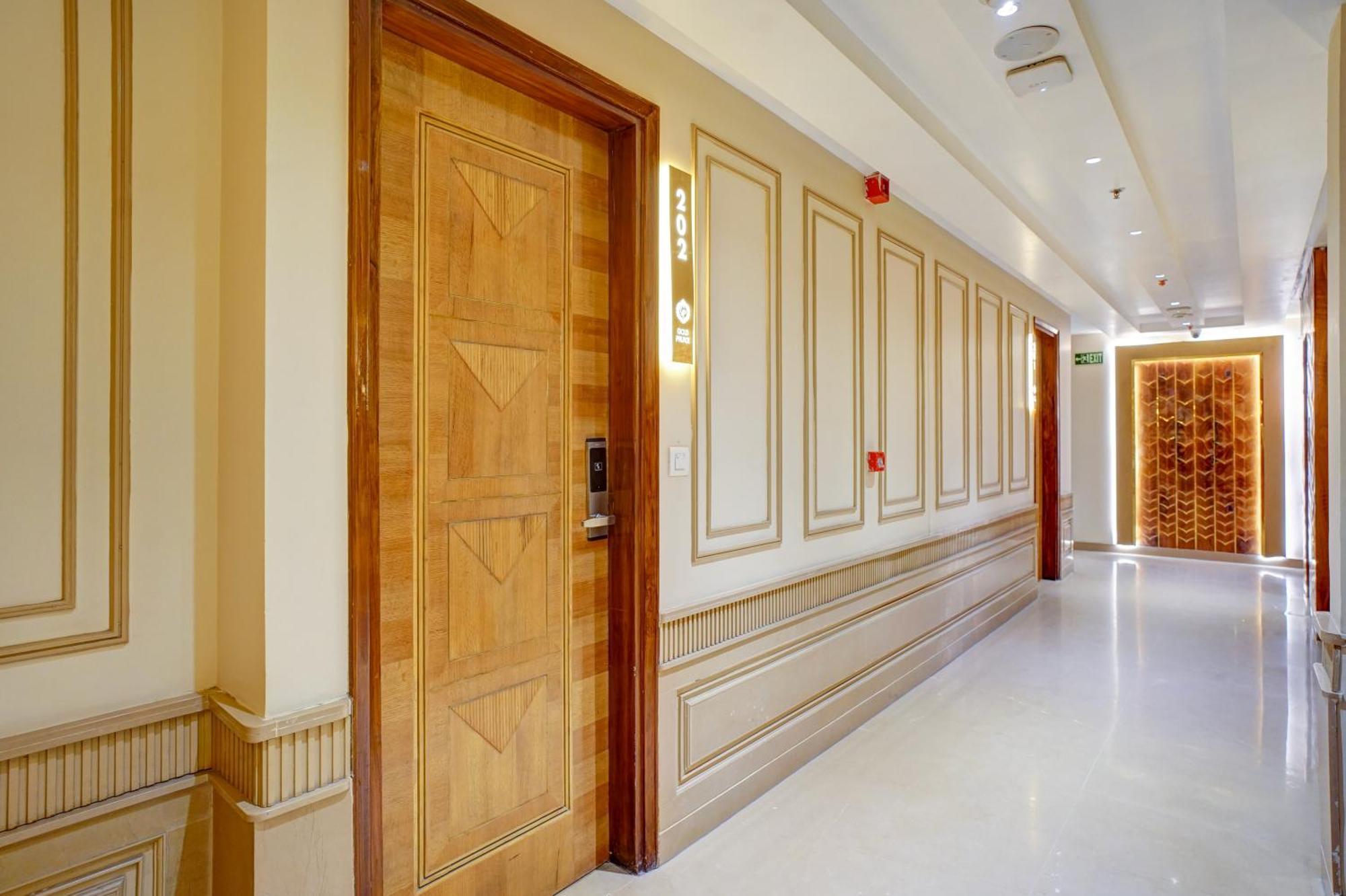 Gold Palace - 03 Mins Walk From Railway Station Guest house