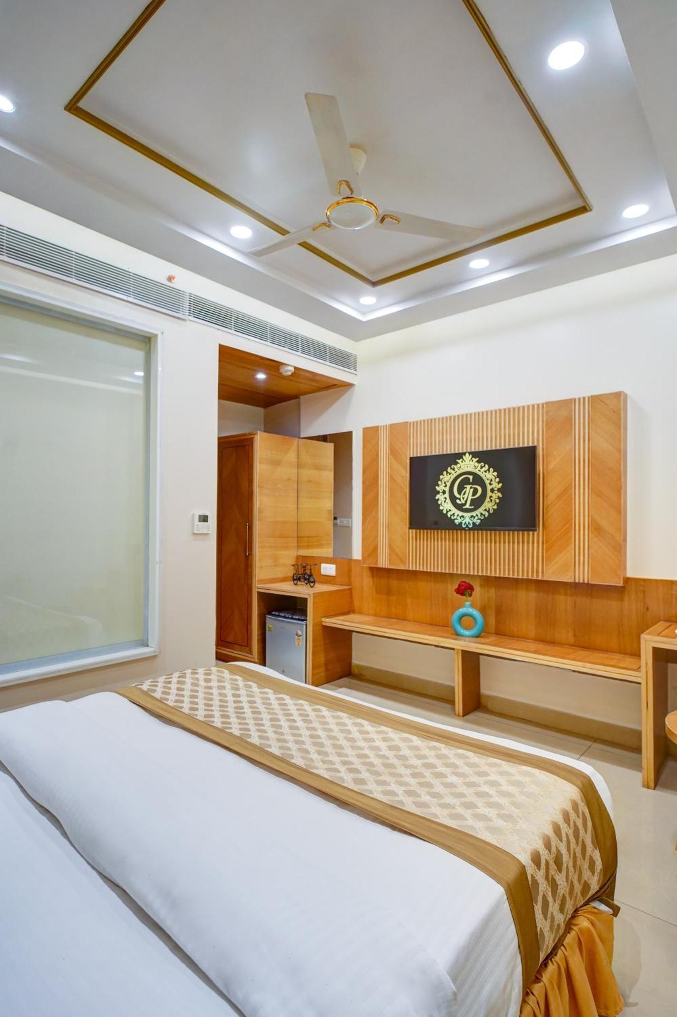 Casa de hóspedes Gold Palace - 03 Mins Walk From Railway Station