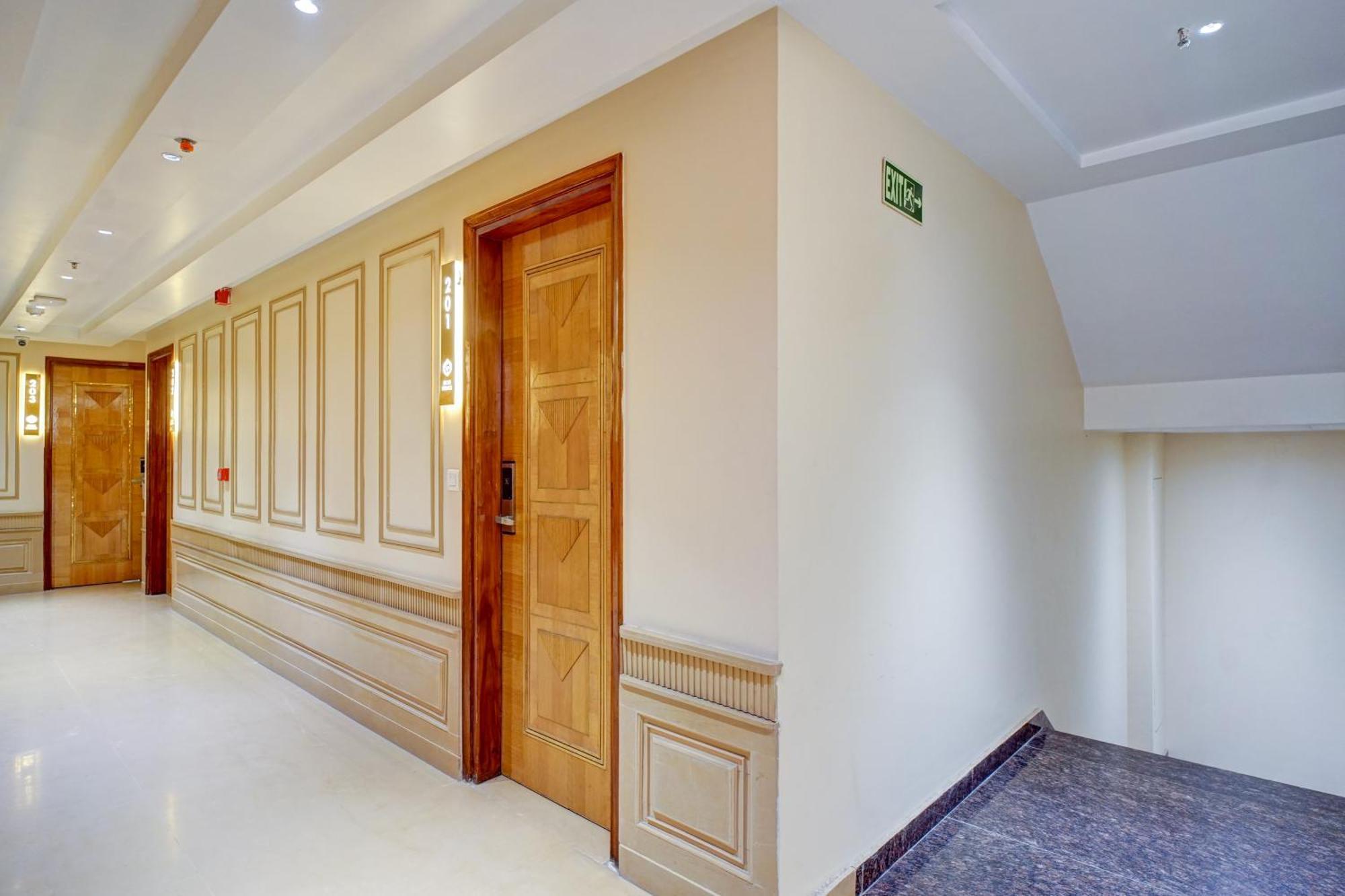 Guest house Gold Palace - 03 Mins Walk From Railway Station 3*