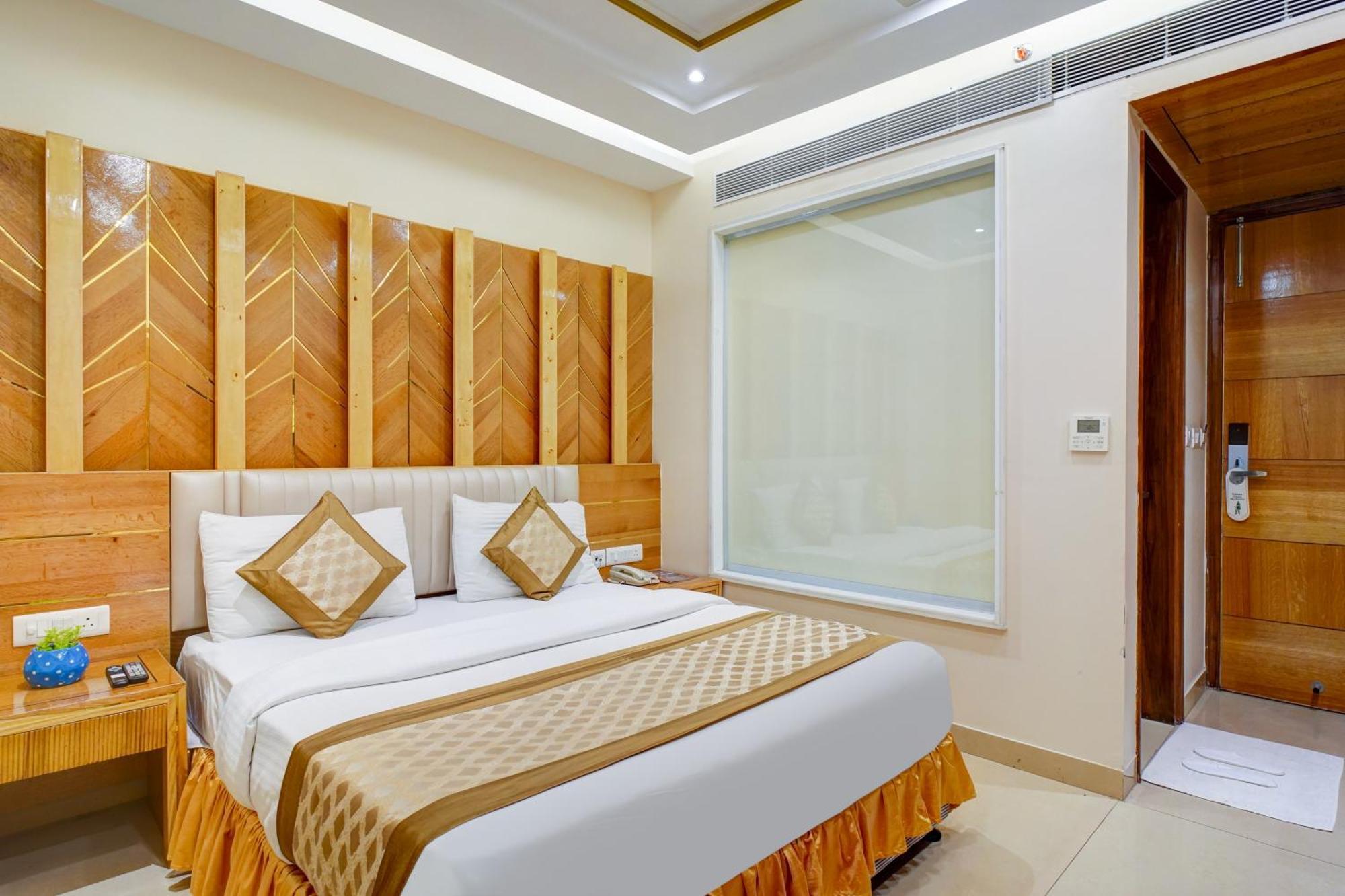Gold Palace - 03 Mins Walk From Railway Station New Delhi