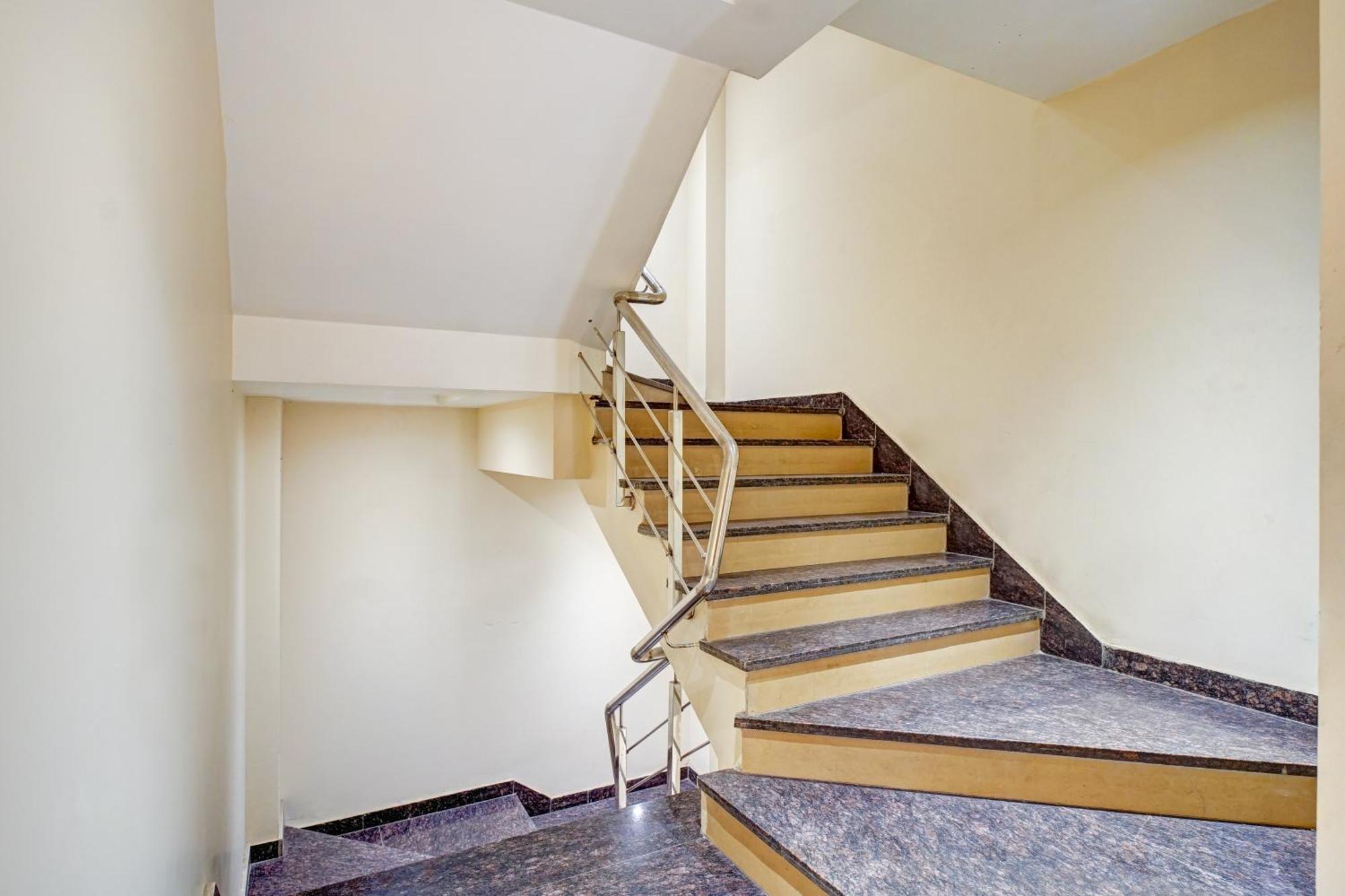 Gold Palace - 03 Mins Walk From Railway Station Guest house