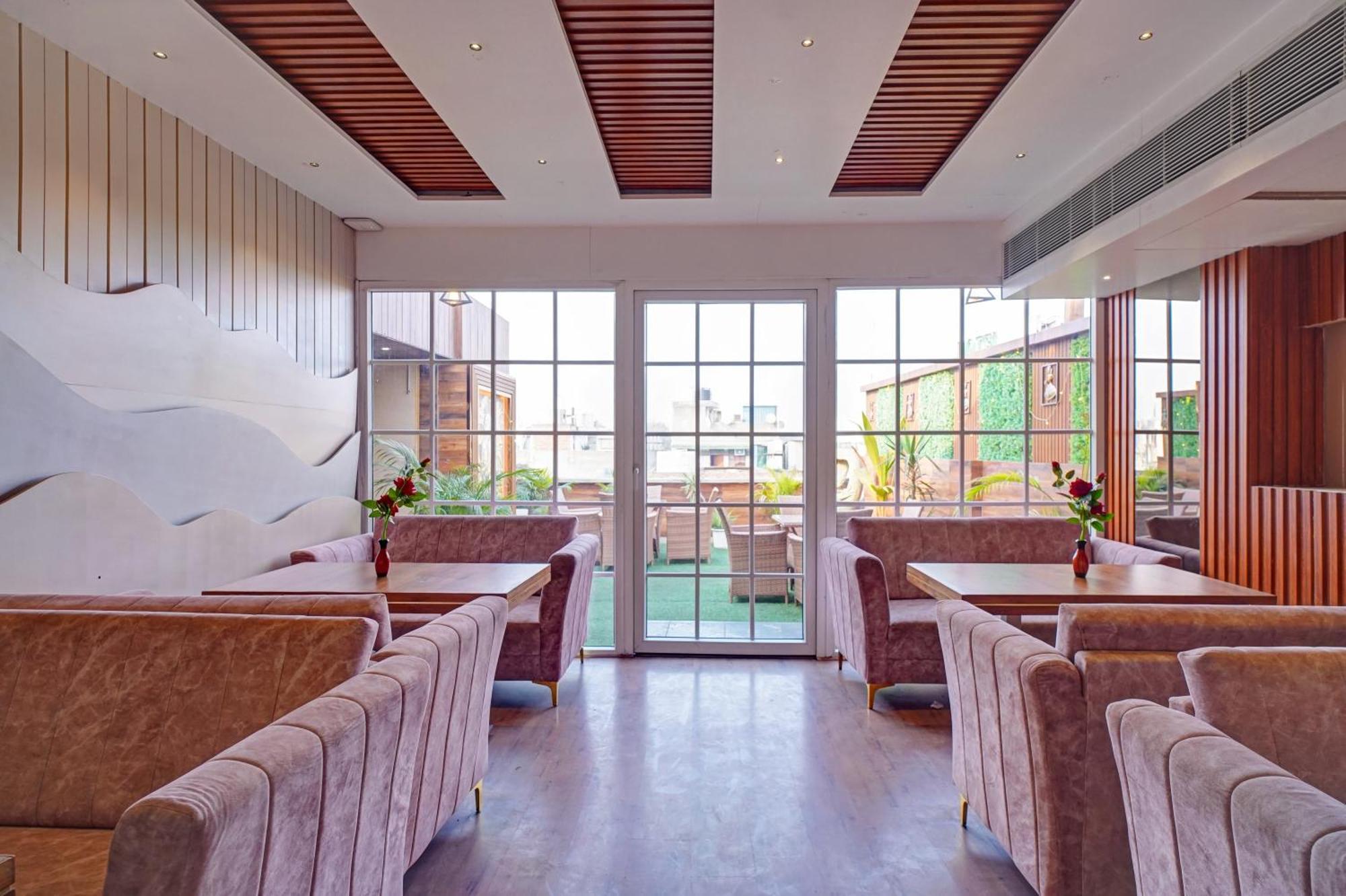 Guest house Gold Palace - 03 Mins Walk From Railway Station