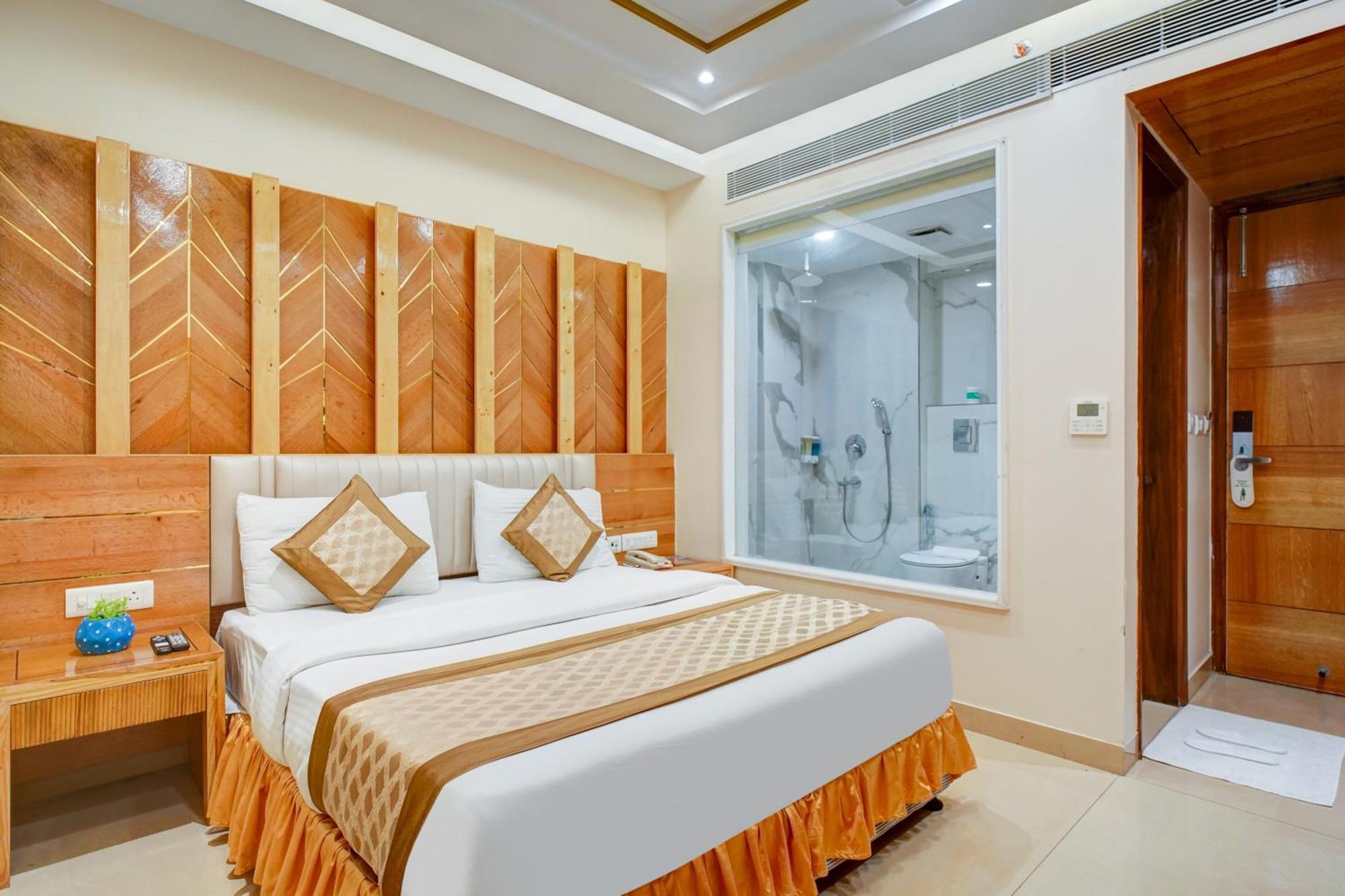 Gold Palace - 03 Mins Walk From Railway Station Guest house 3*